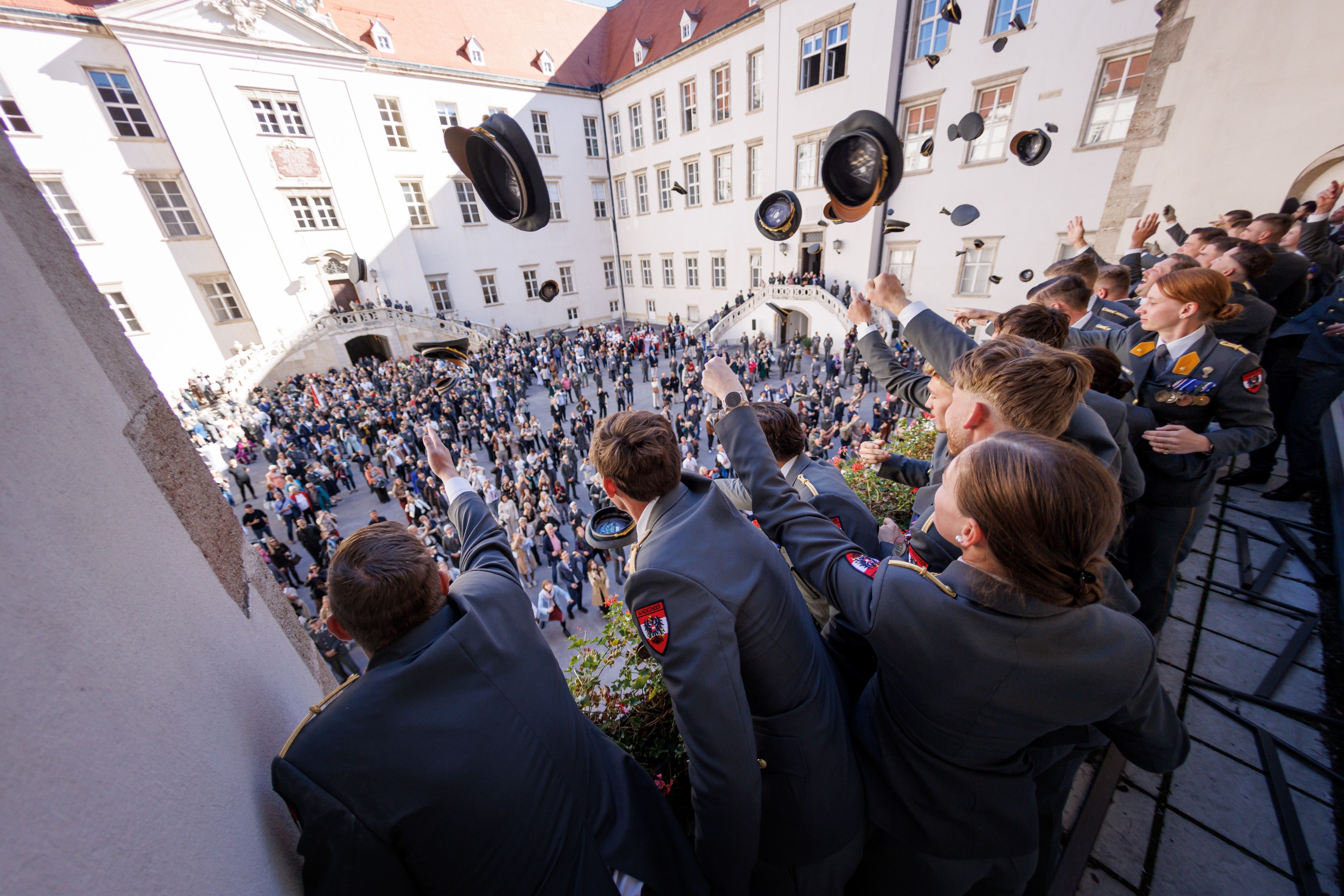 Die neuen Offiziere absolvierten eine insgesamt vierjährige Ausbildung zum Leutnant.