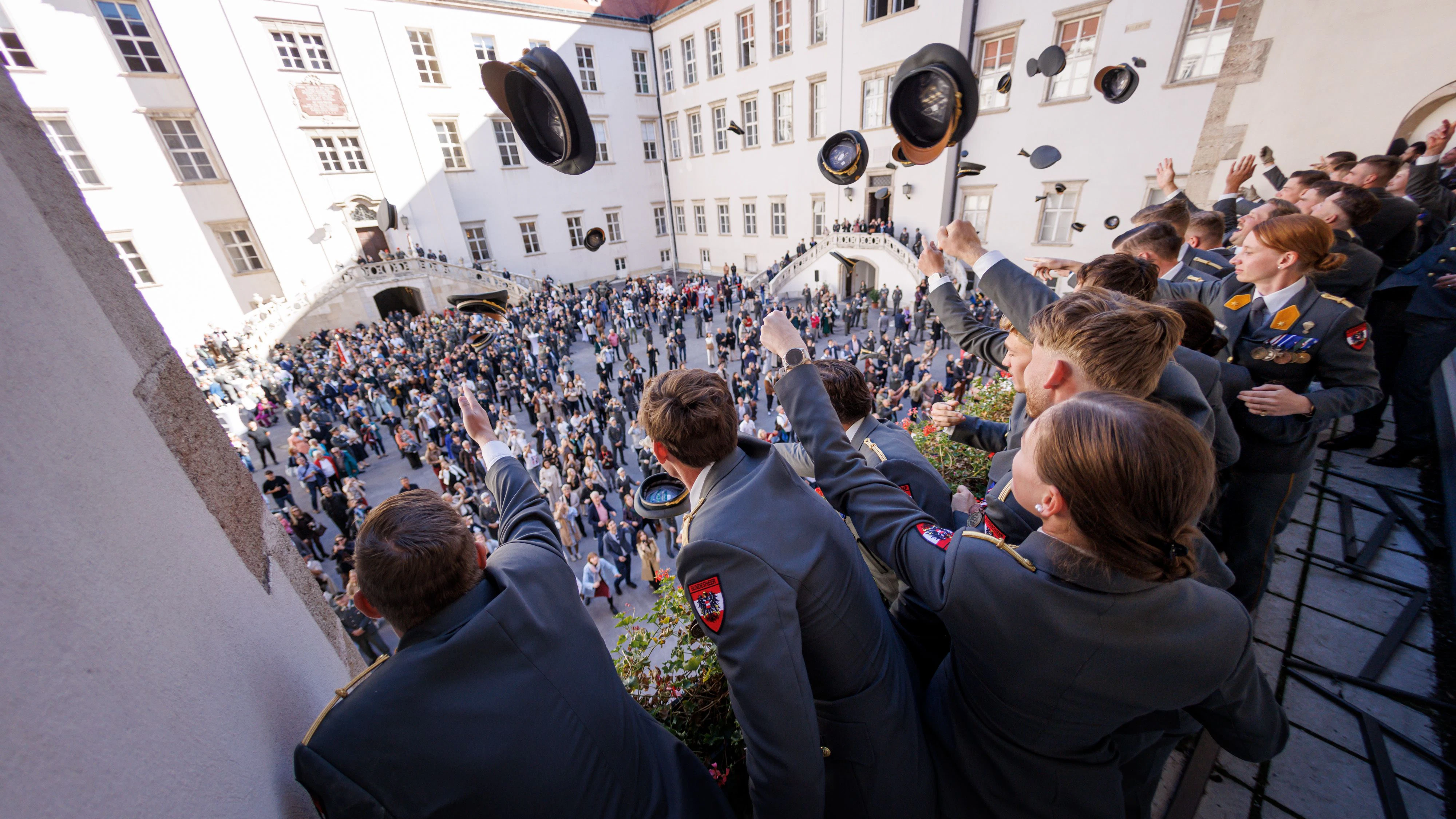 Die neuen Offiziere absolvierten eine insgesamt vierjährige Ausbildung zum Leutnant.
