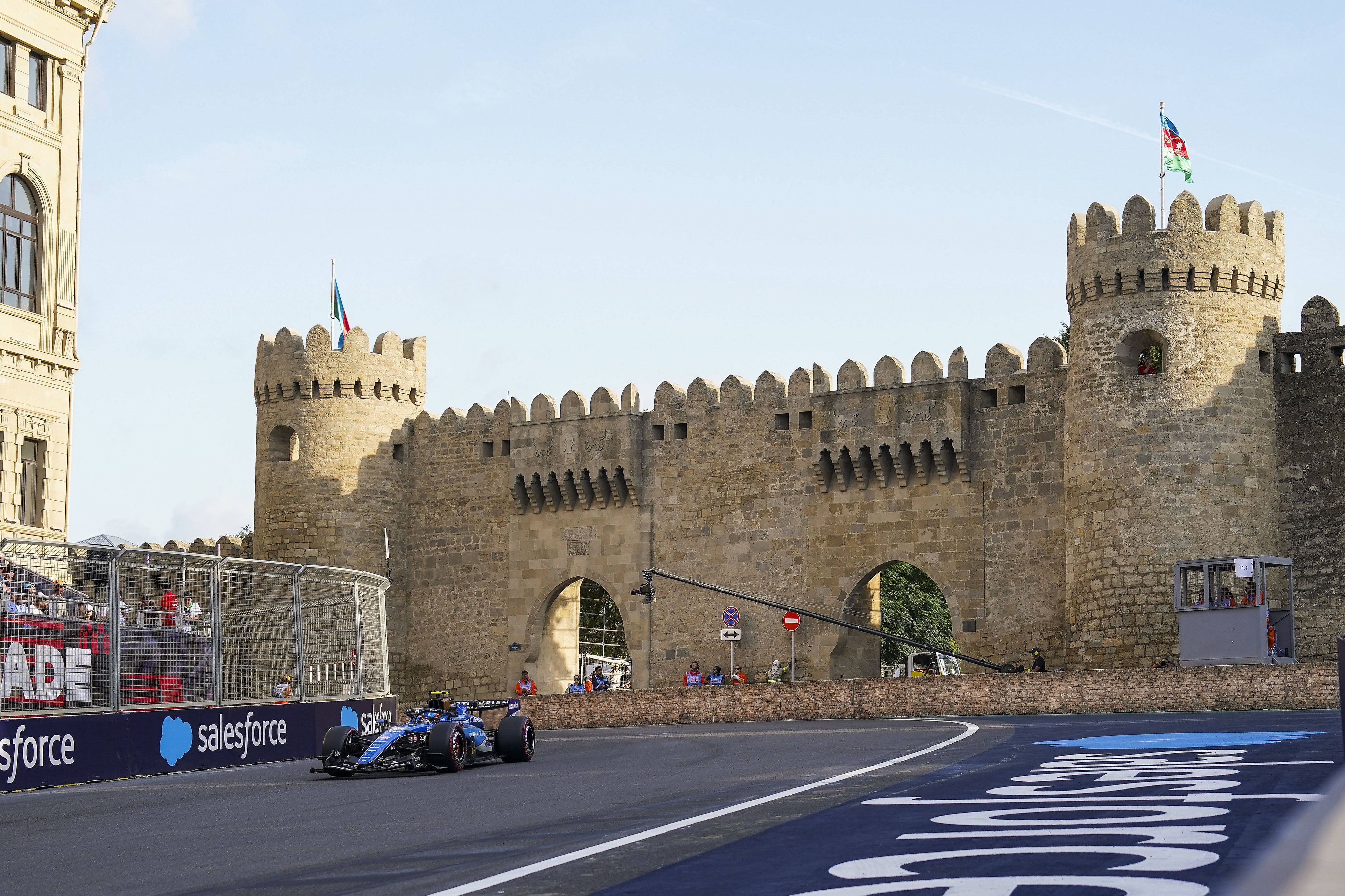 Carlos Sainz in den Straßenschluchten von Baku. 
