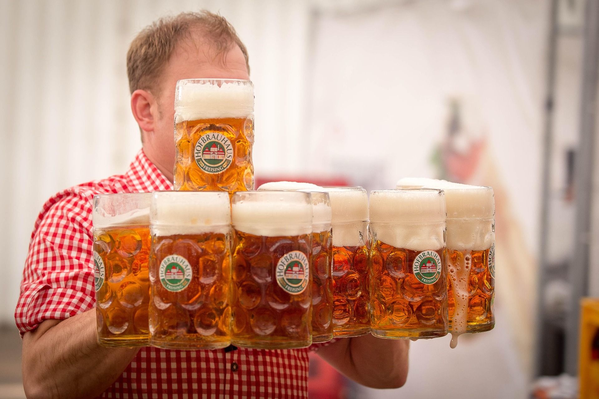 Die Arbeit in den Festzelten ist körperlich fordernd und verlangt täglich bis zu 30.000 Schritte.