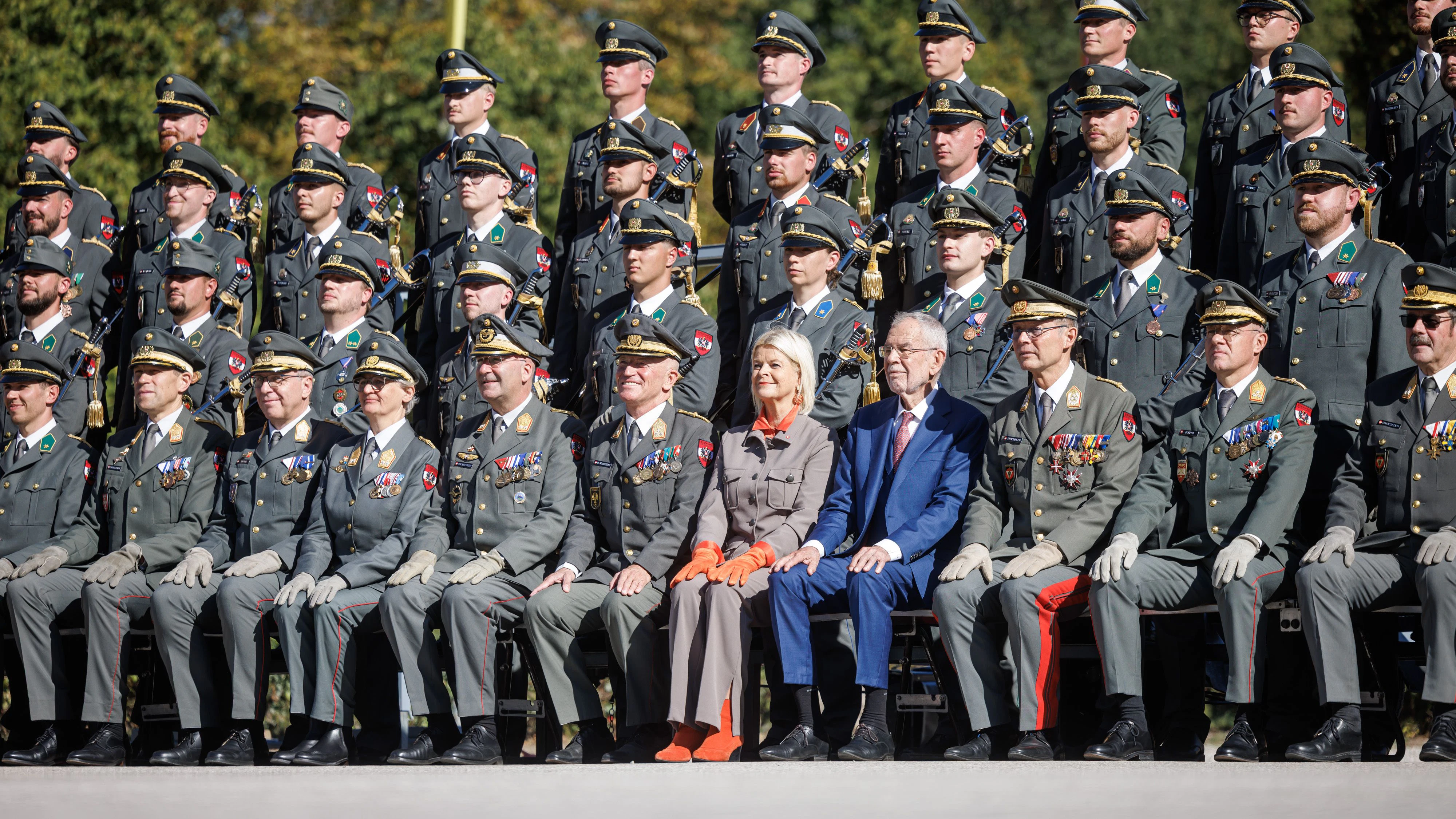 Die Feierlichkeiten fanden im Beisein von Bundespräsident Alexander Van der Bellen und Verteidigungsministerin Klaudia Tanner statt.