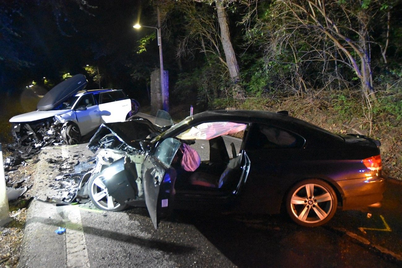 Die beiden Fahrzeuge wurden bei dem Unfall schwer beschädigt – mehrere Personen wurden verletzt.