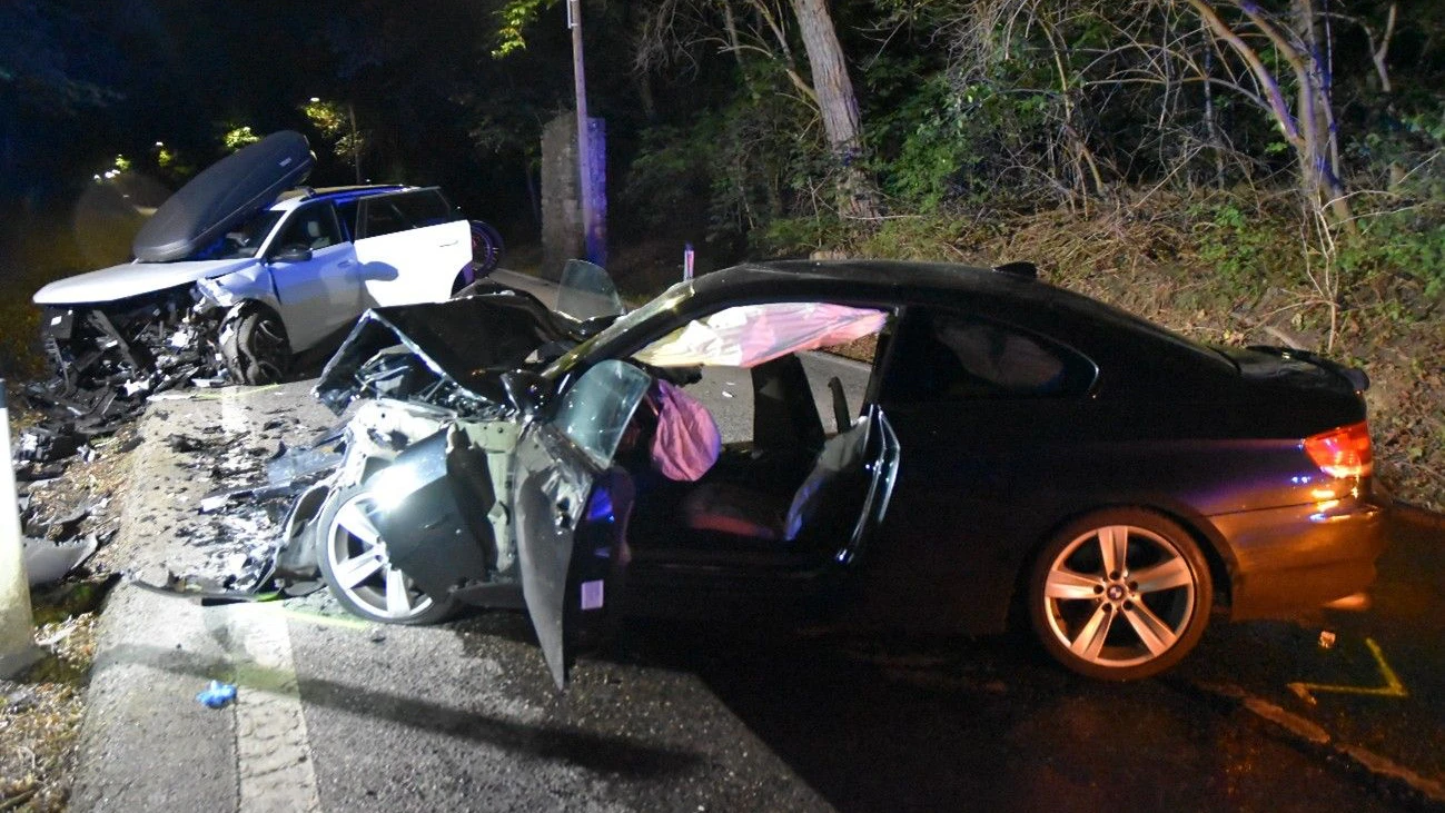 Der BMW wurde bei dem Unfall schwer beschädigt – mehrere Personen wurden verletzt.