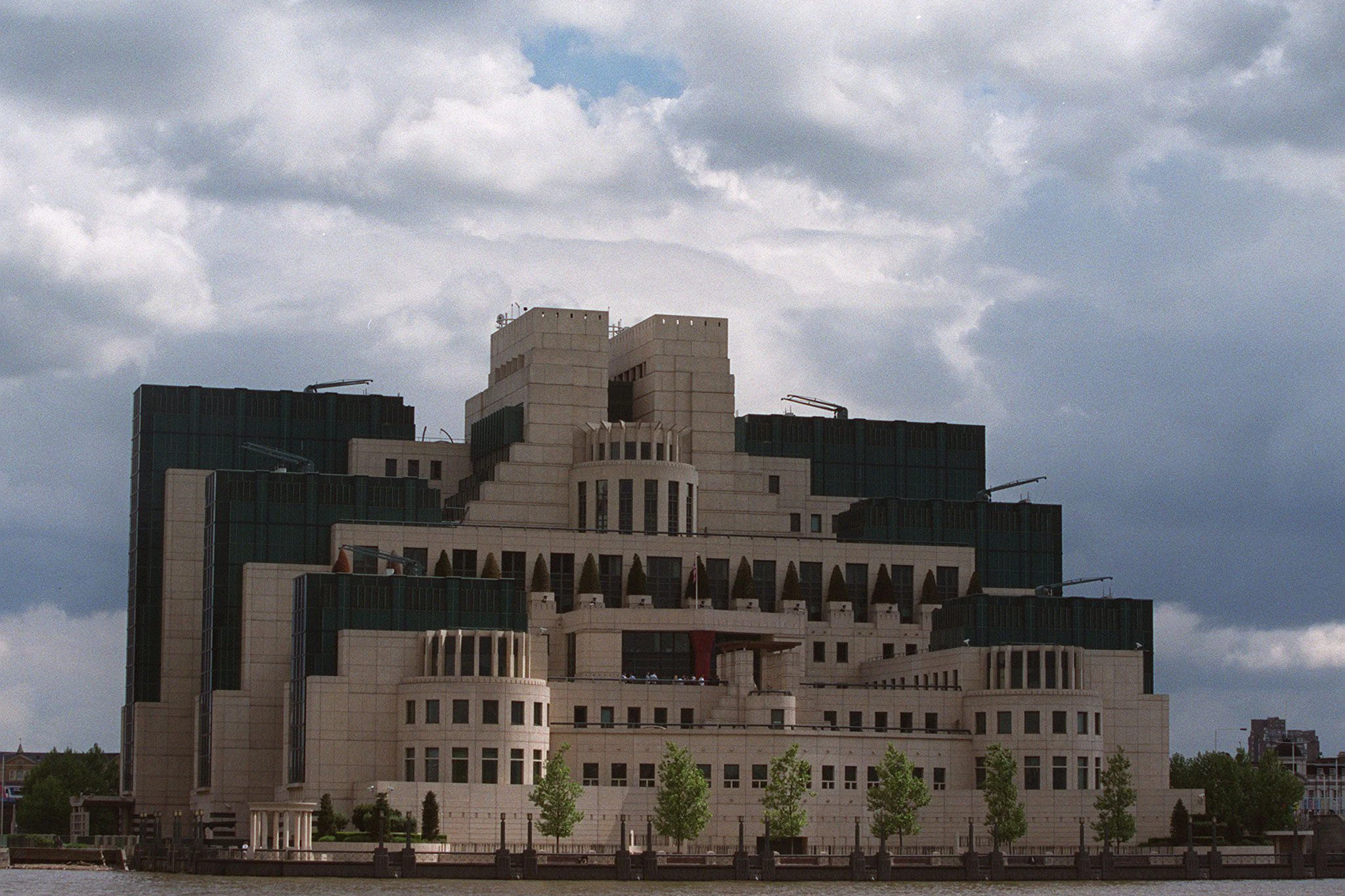 Die Zentrale des britischen Auslands-Geheimdienstes MI6 im SIS Building am Ufer der Themse in London