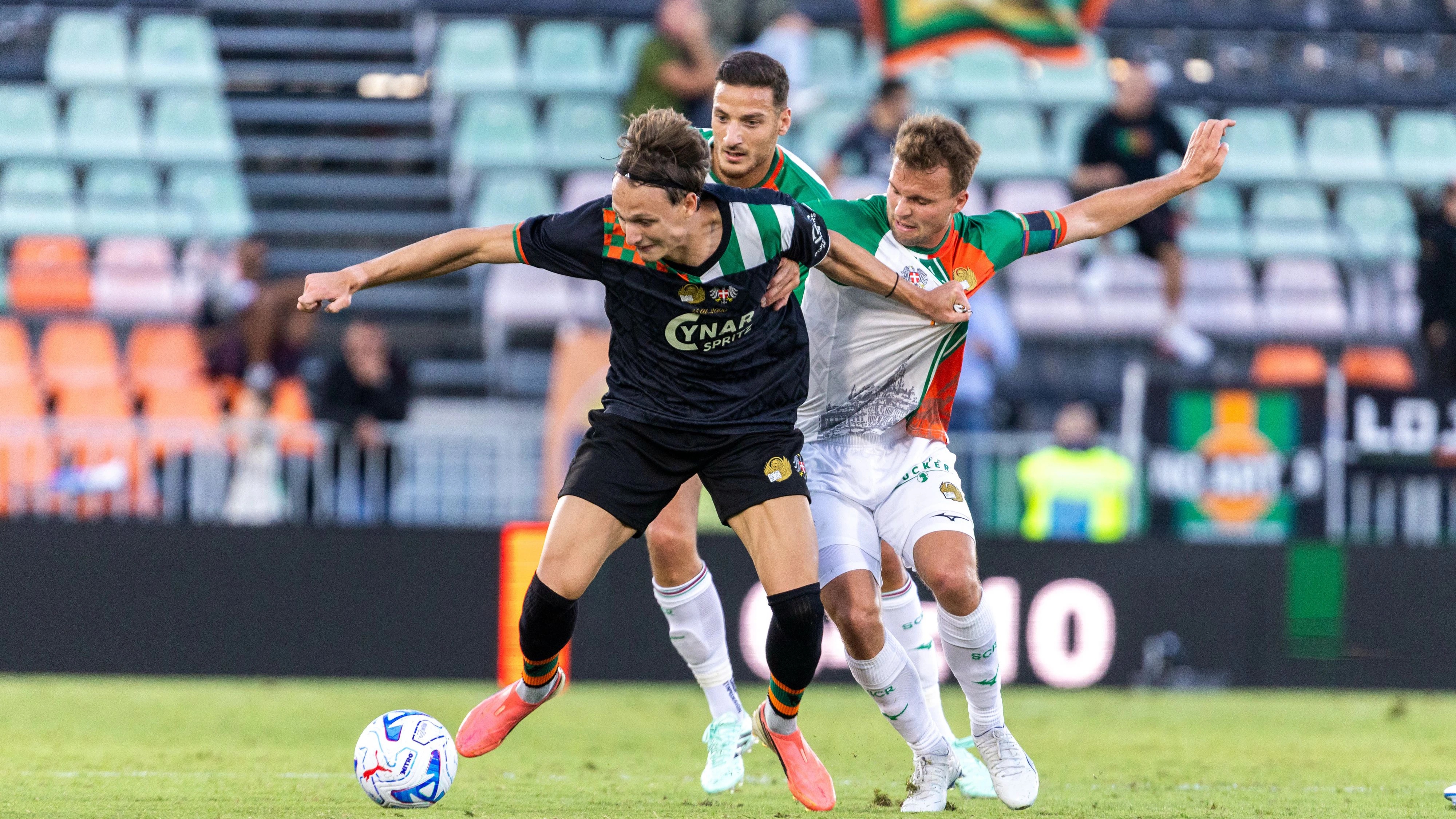 VENICE,ITALY,26.SEP.26 - SOCCER - Venezia FC vs SK Rapid Wien, test match. Image shows Kornell Lisman (Venezia) and Matthias Seidl (Rapid). Photo: GEPA pictures/ Philipp Brem