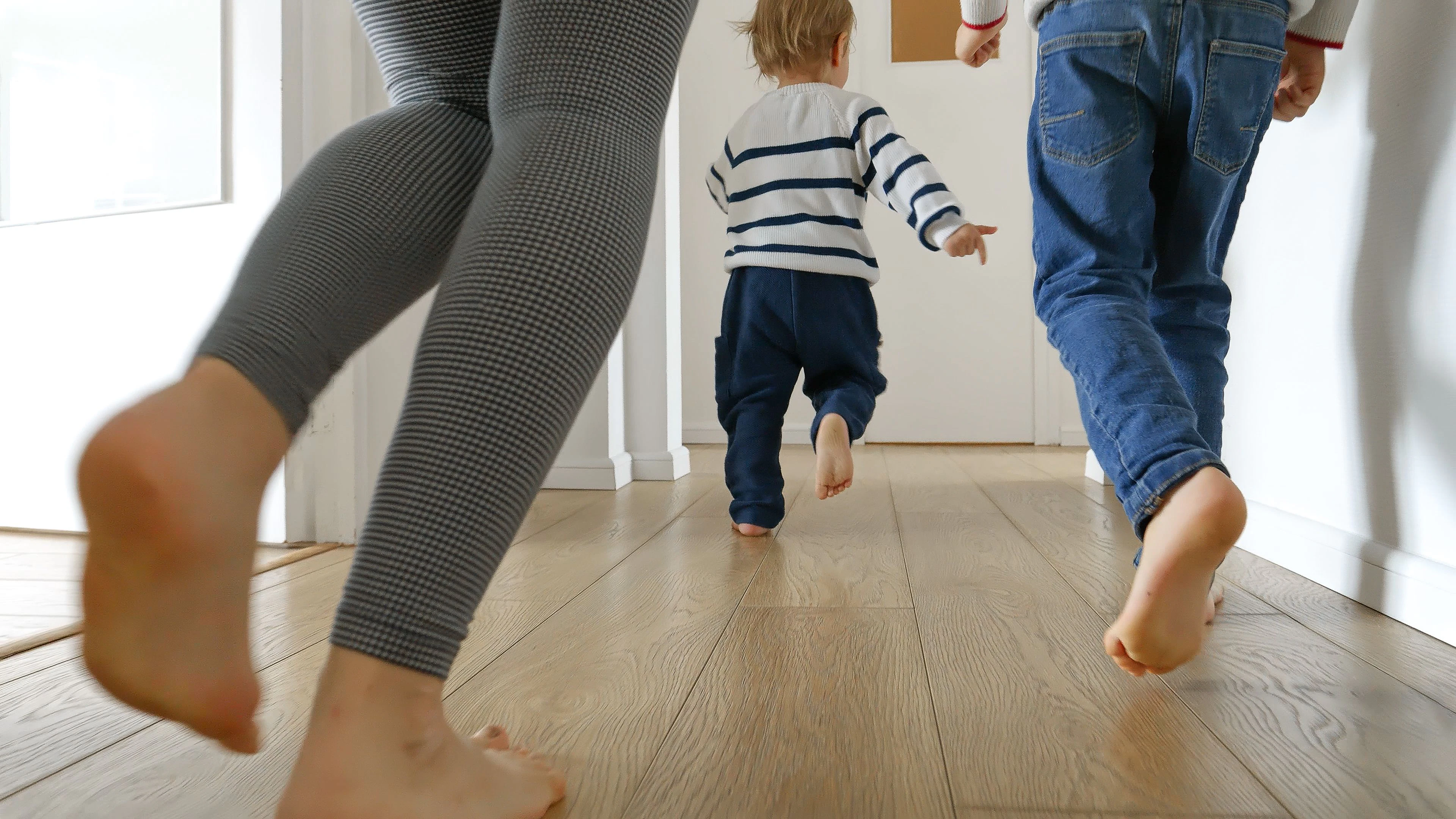 Kinder, lautes Getrampel und ein klappernder Spiegel: Ein Wiener fragt auf Reddit, ob er die Familie über sich darauf ansprechen soll.
