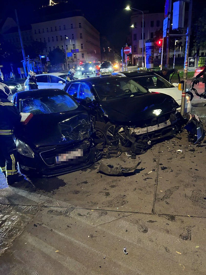 Ein Taxifahrer (53) wurde bei dem Zusammenstoß schwer verletzt.