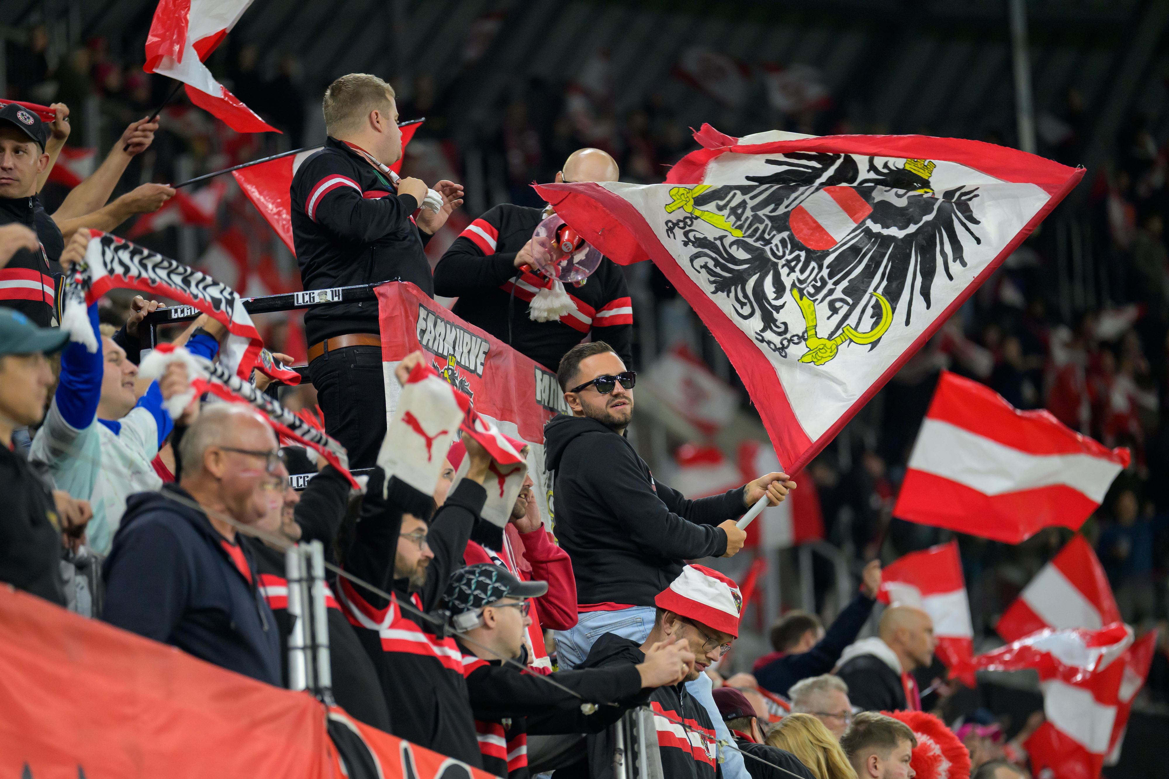 Nicht nur im Stadion, auch vor dem Fernseher werden Fans mitfiebern.