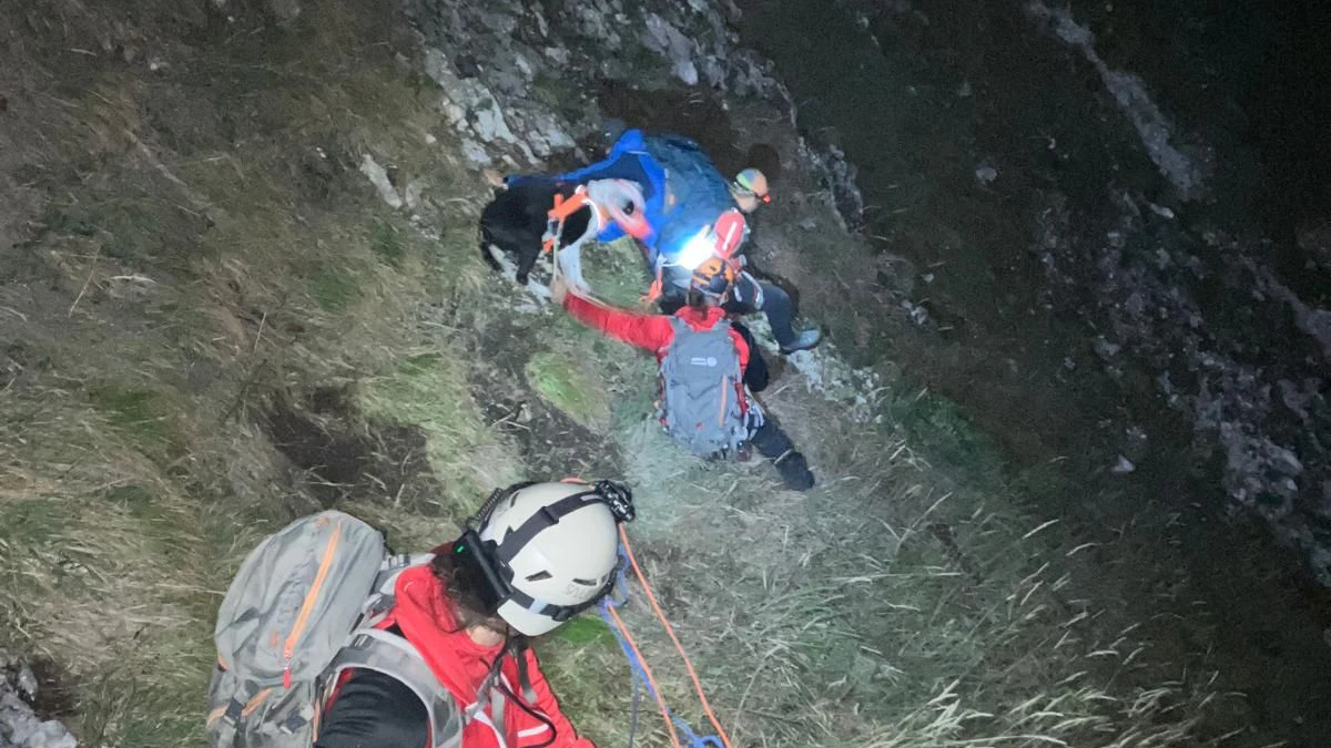 Nachteinsatz am Gippel: Wanderer mit Hund aus felsdurchsetztem Steilgelände gerettet