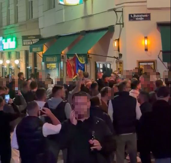 Wie in einem Leserreporter-Video zu sehen ist, stimmten Dutzende Kosovo-Fans Lieder an und feierten eine Nacht vor dem Österreich-Spiel im Happel-Oval.
