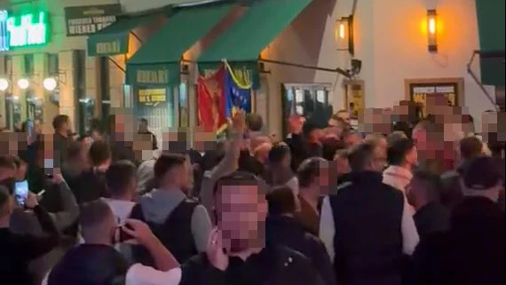 Wie in einem Leserreporter-Video zu sehen ist, stimmten Dutzende Kosovo-Fans Lieder an und feierten eine Nacht vor dem Österreich-Spiel im Happel-Oval.