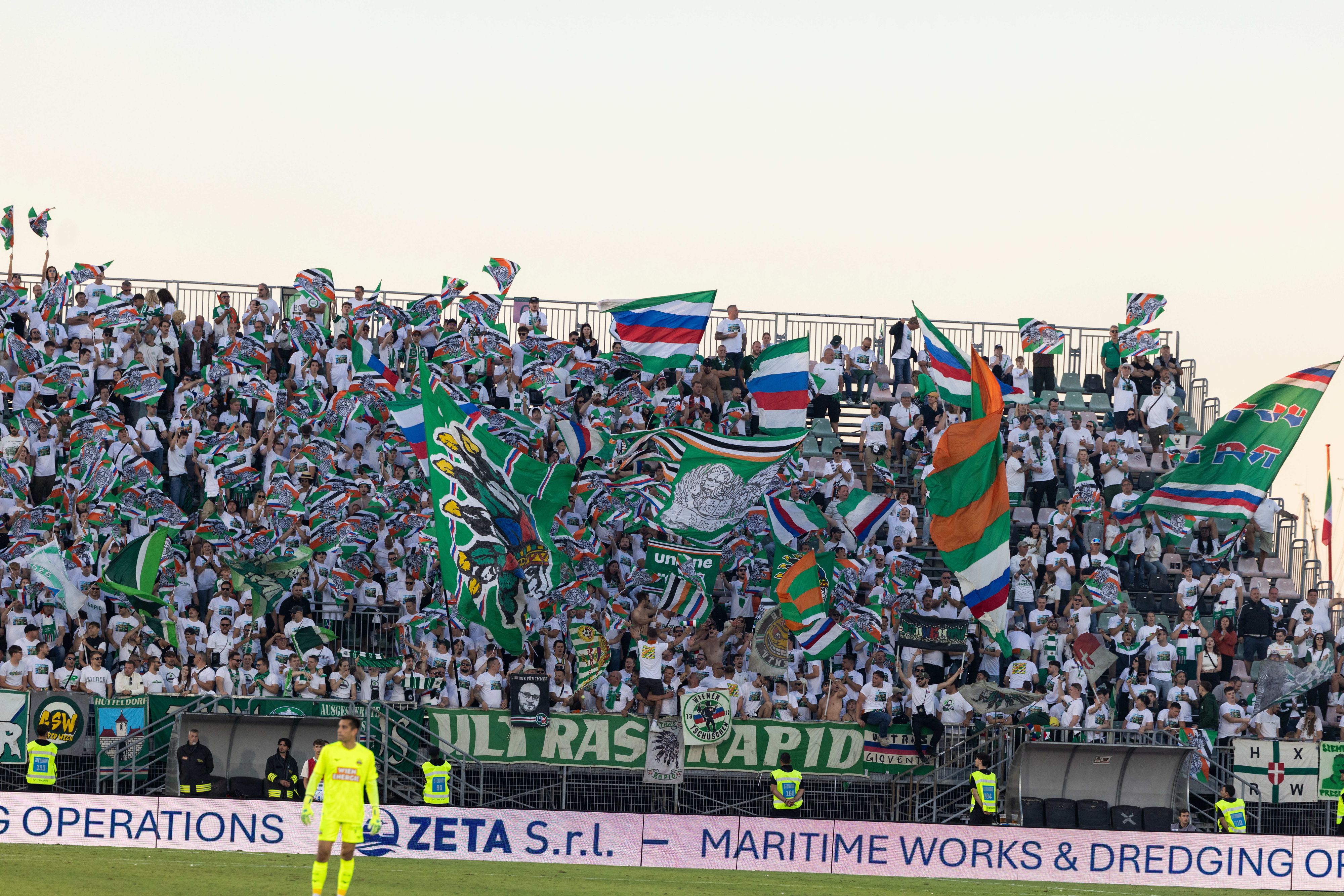 Die Rapid-Ultras beim Testspiel gegen Venezia