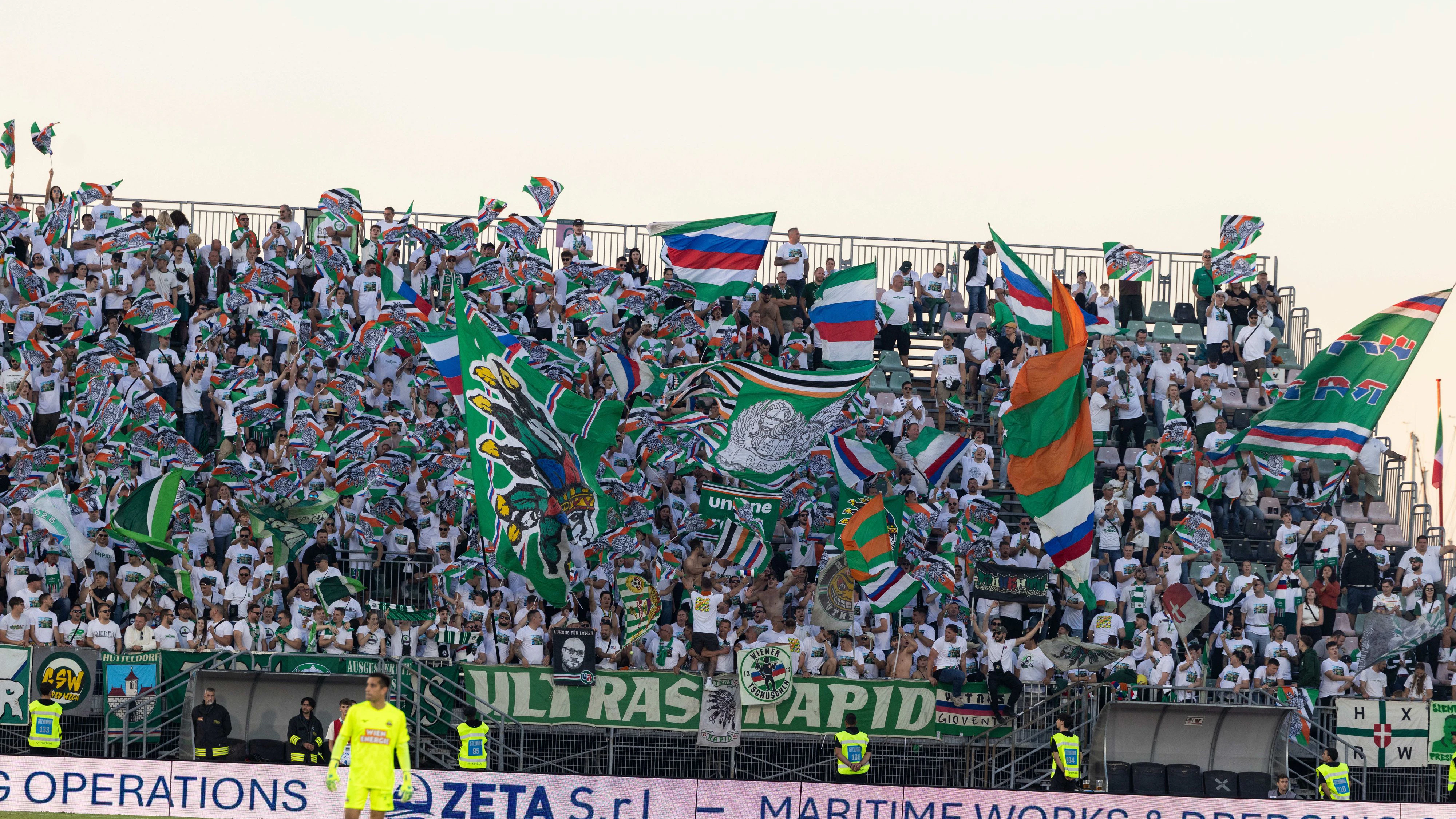 Die Rapid-Ultras beim Testspiel gegen Venezia.