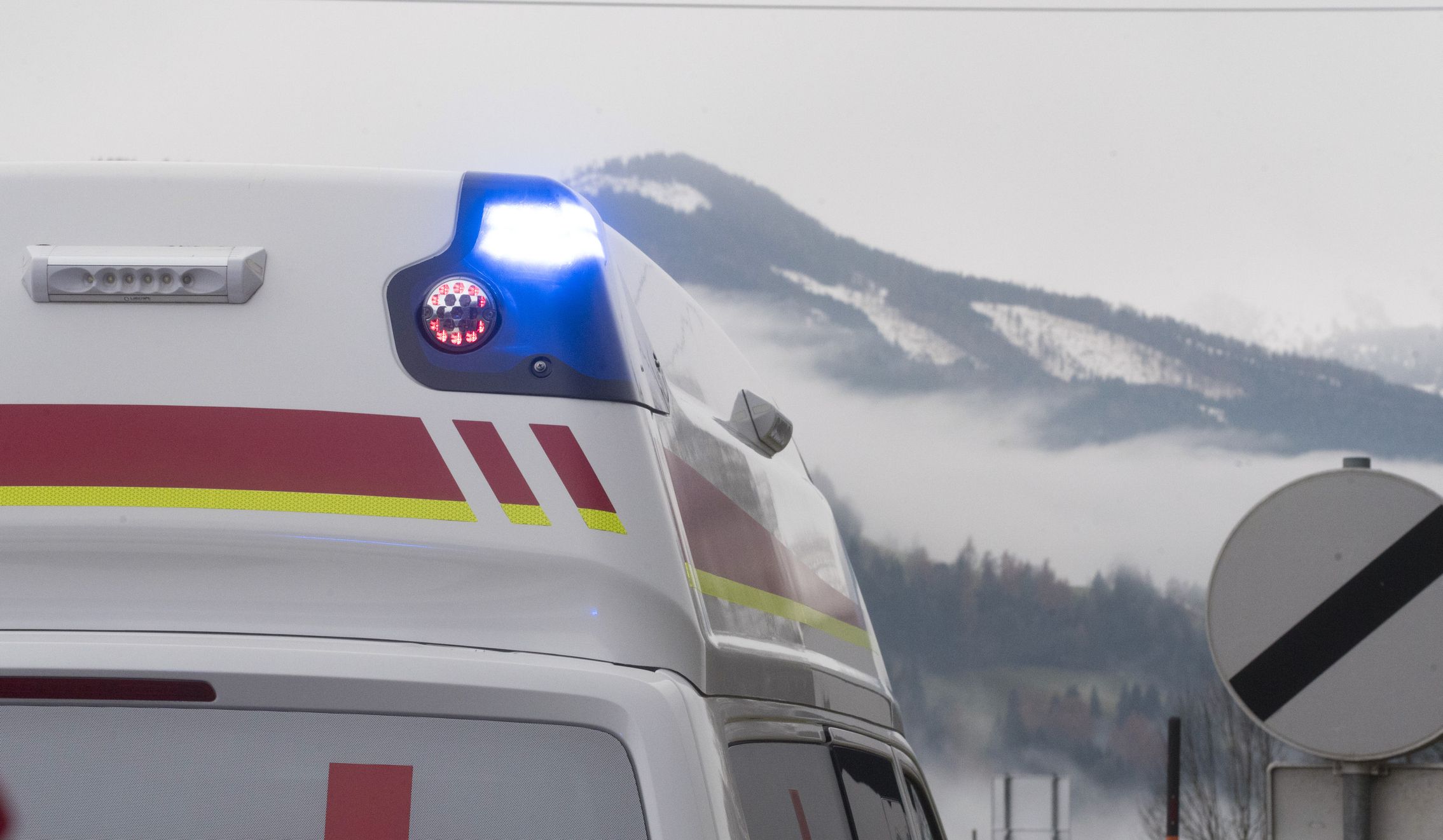 Die Rettung brachte den verletzten Lenker in ein umliegendes Krankenhaus. 