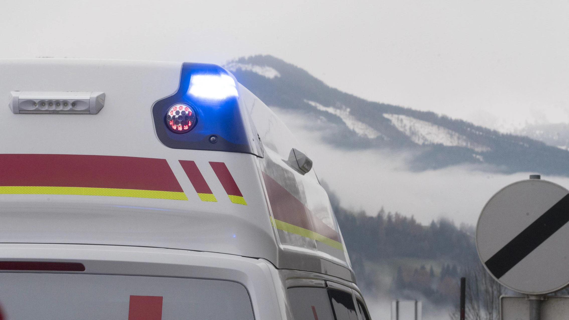 Die Rettung brachte den verletzten Lenker in ein umliegendes Krankenhaus. 
