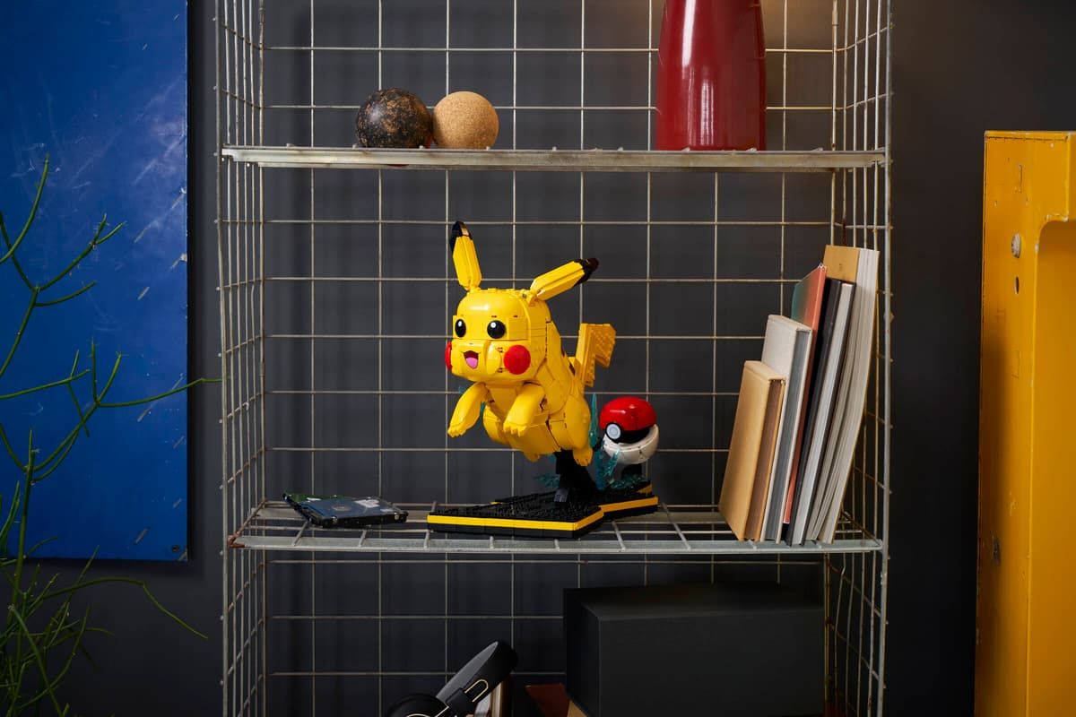Pokémon-Fans werden LEGO Pokémon Pikachu und Pokéball (72152) mit beweglichen Ohren und Gliedmaßen und in Sprungpose lieben.