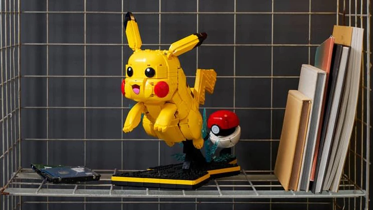 Pokémon-Fans werden LEGO Pokémon Pikachu und Pokéball (72152) mit beweglichen Ohren und Gliedmaßen und in Sprungpose lieben.