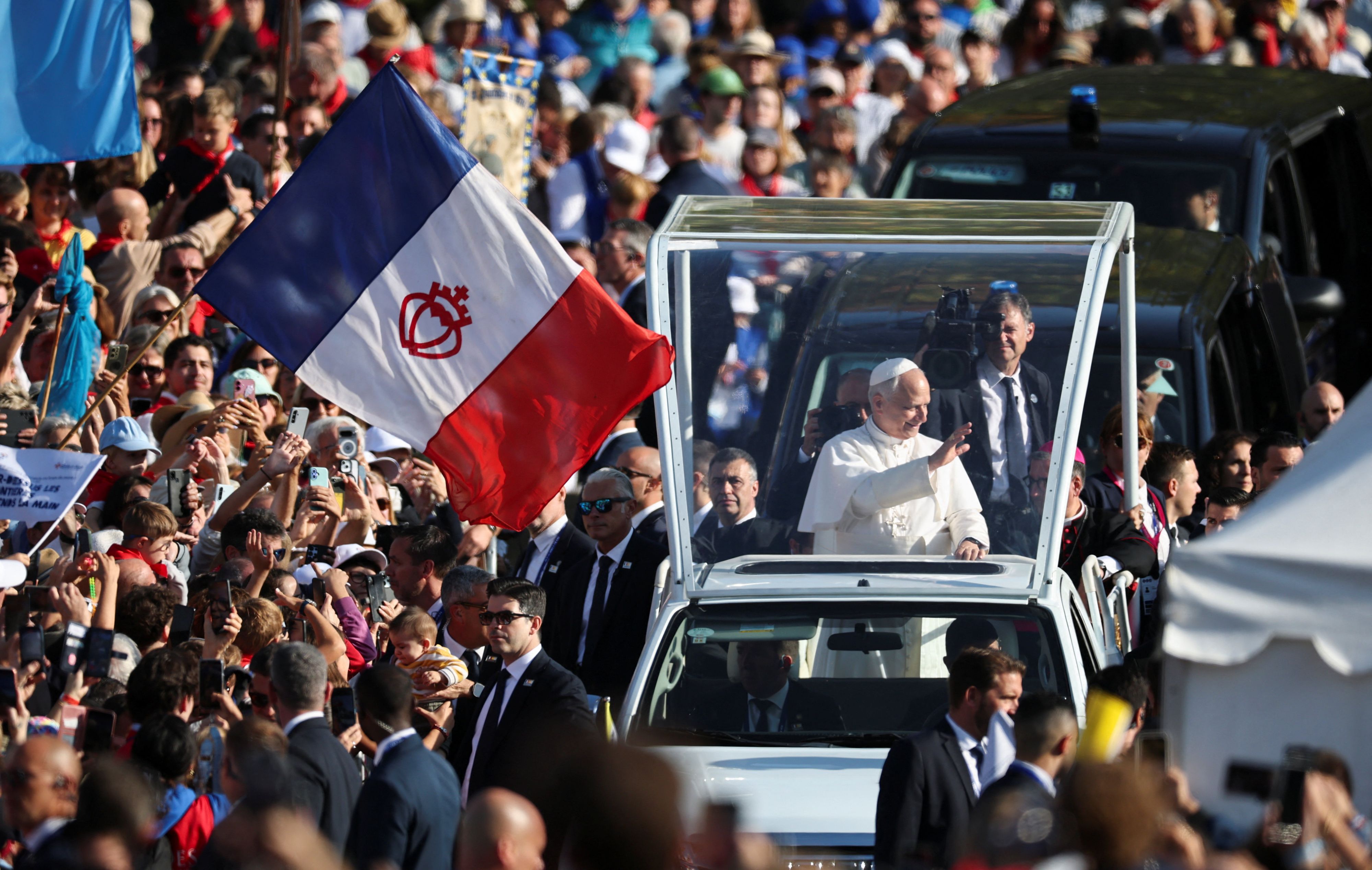 Hunderttausende versammelten sich am Sonntag in Paris, um Papst Leo XIV. zu sehen. 
