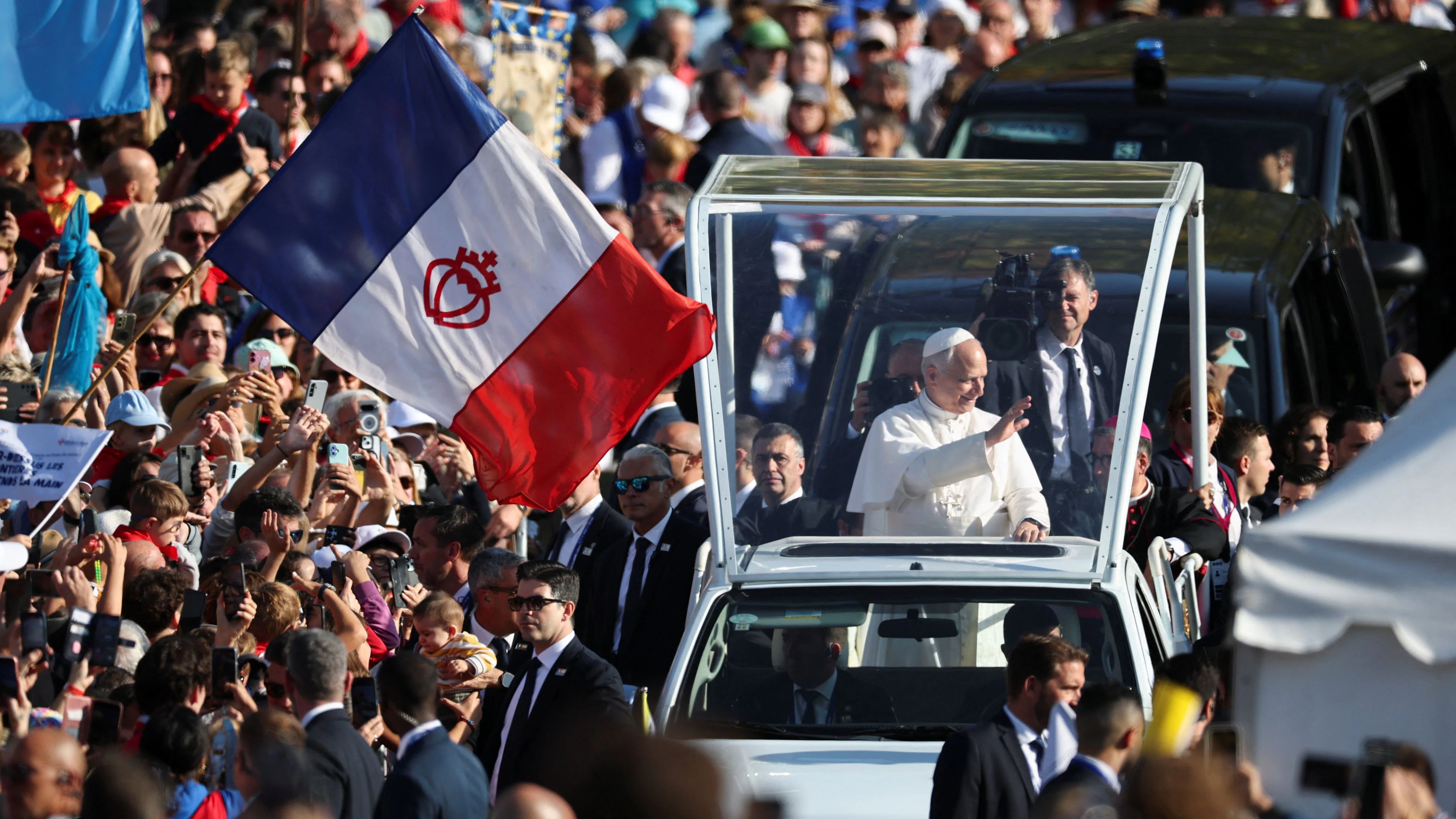 Hunderttausende versammelten sich am Sonntag in Paris, um Papst Leo XIV. zu sehen. 