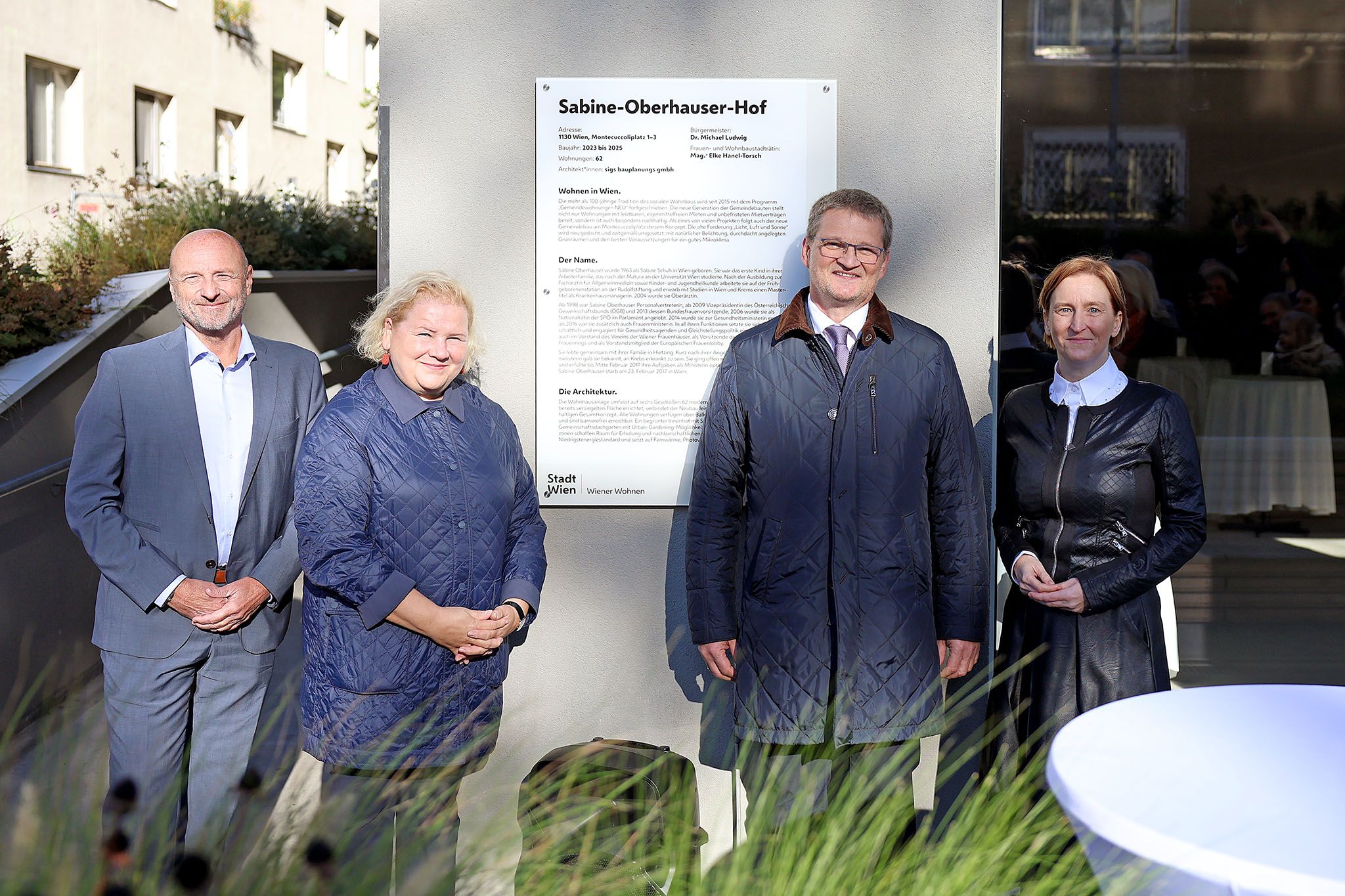 (v.l.) Paul Steurer (Wigeba), Ministerin Korinna Schumann, Witwer Gerold Oberhauser und Stadträtin Elke Hanel-Torsch