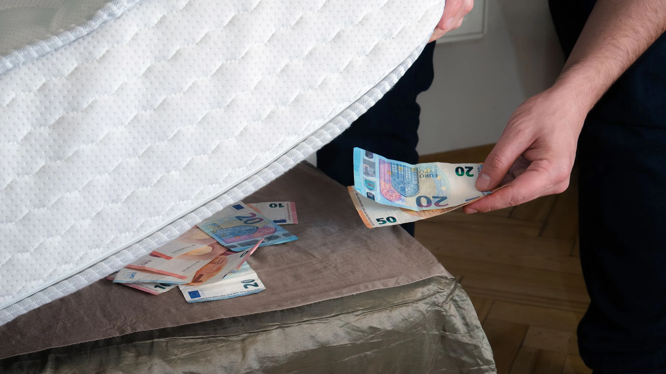 Nur ein Bruchteil eines daheim aufbewahrten Geldbetrags ist abgesichert, sollte das Geld verloren gehen.