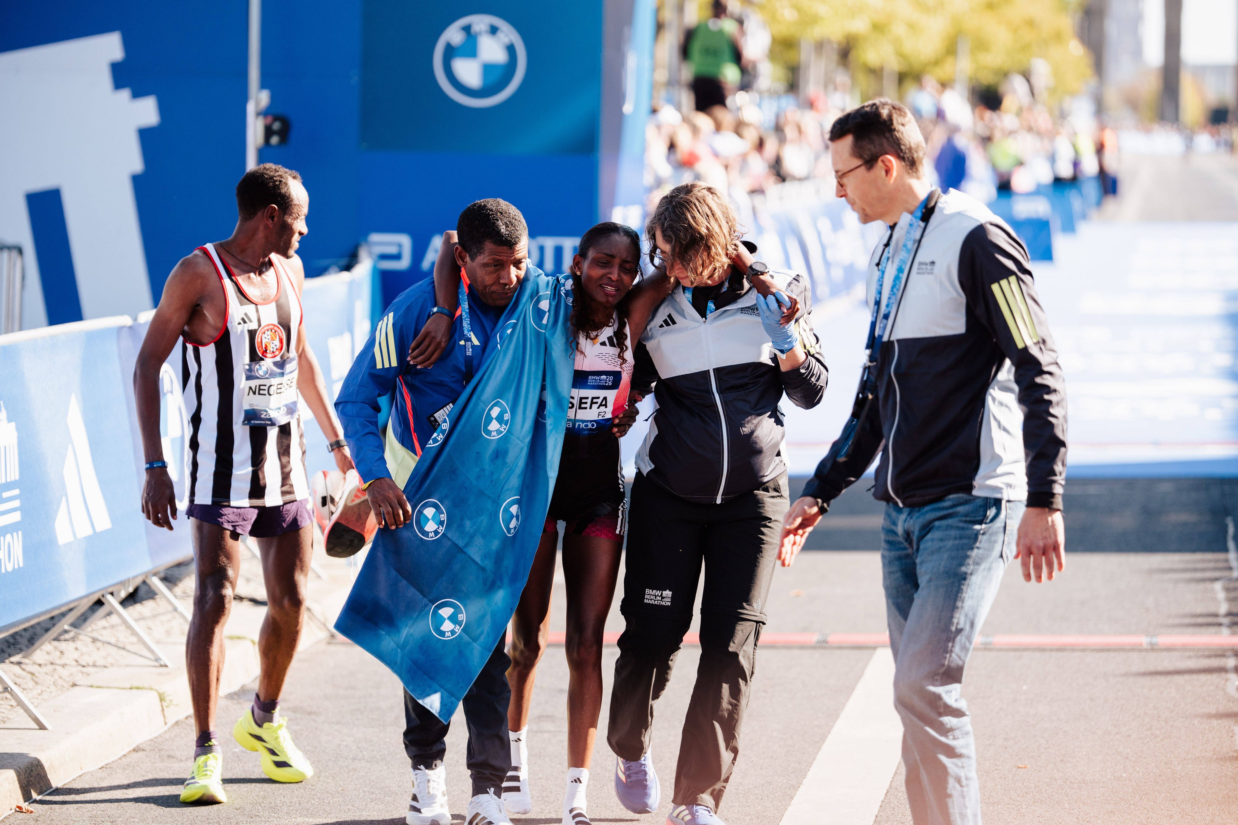 Tigst Assefa mit Coach Haile Gebrselassie