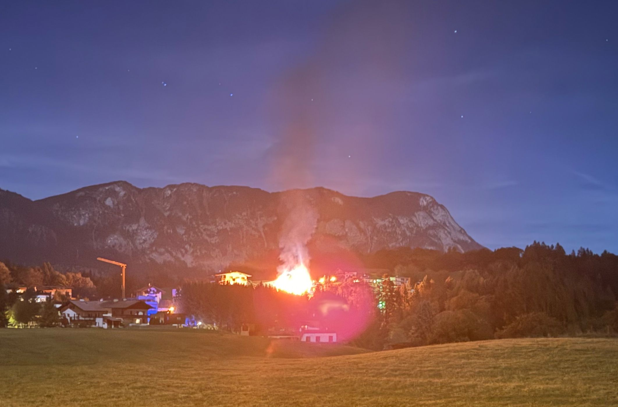 Die Bewohner des Mehrfamilienhauses waren nicht mehr im Gebäude und blieben unverletzt.