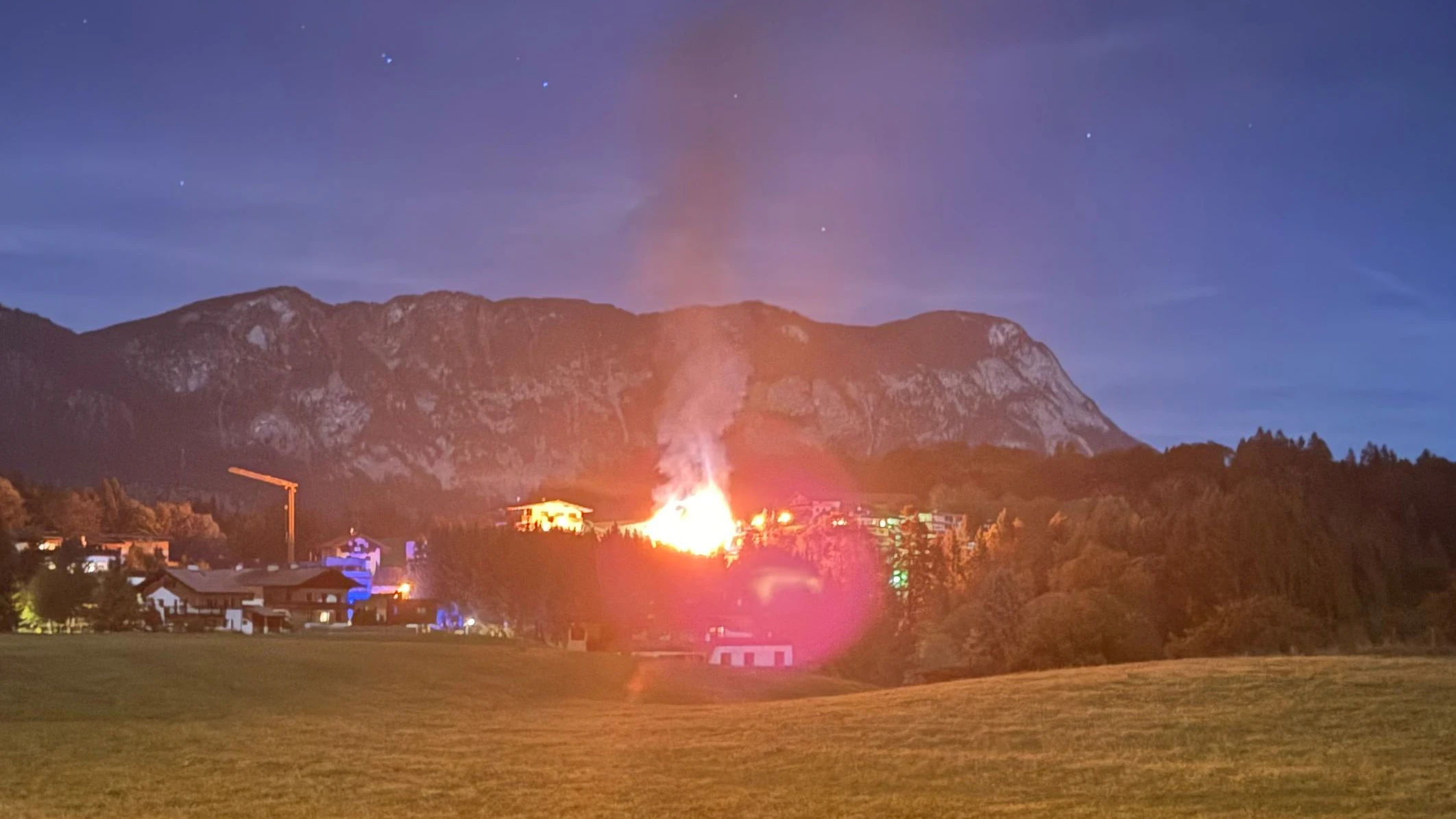 Heute.at - Feuer wütet in Mehrfamilienhaus – Bewohner retten sich