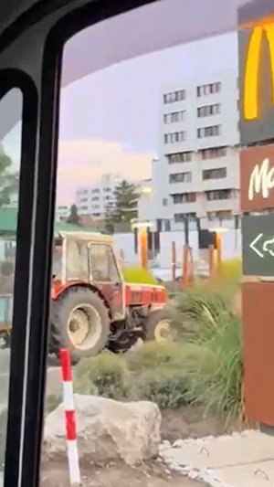 Traktor im McDrive: In Wien-Floridsdorf sorgte eine Vierergruppe samt Kids im Anhänger für skurrile Szenen bei McDonald's.