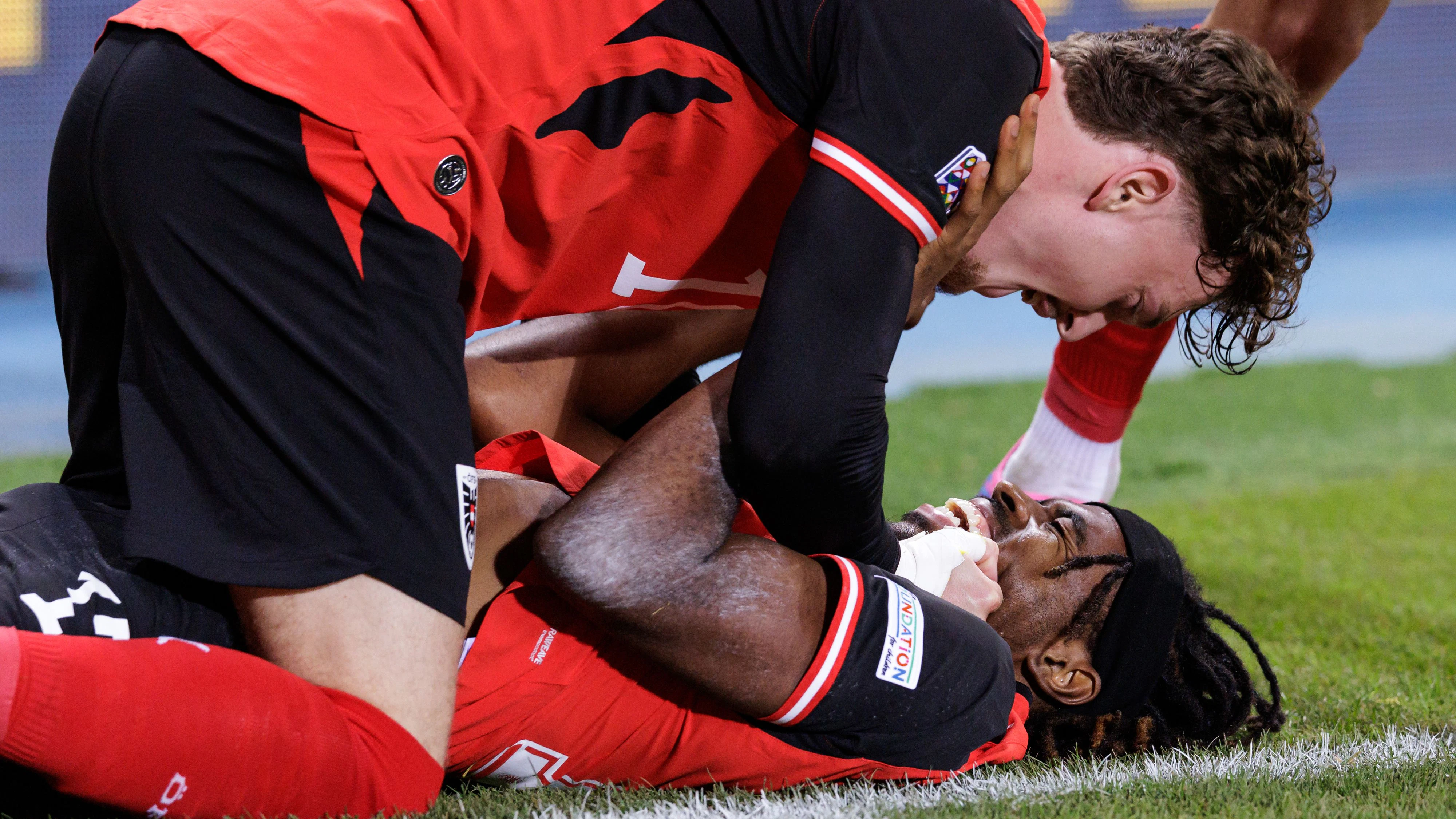 Paul Wanner und Carney Chukwuemeka jubeln nach dem 3:0.