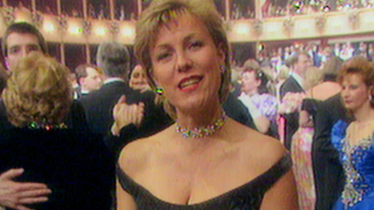 Der Fall Jill Dando ist einer der berühmtesten ungelösten Mordfälle Großbritanniens. Die Moderatorin wurde 1999 vor ihrem Haus in London erschossen, der Täter konnte unerkannt fliehen. Jetzt prüft die Polizei altes Videomaterial mit neuer Technologie – die Fakten.