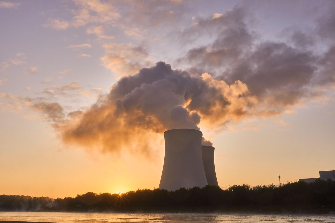 Atomkraftwerk mit Kühltürmen