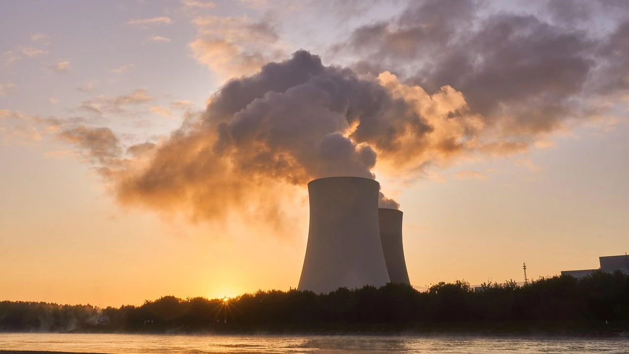 Atomkraftwerk mit Kühltürmen