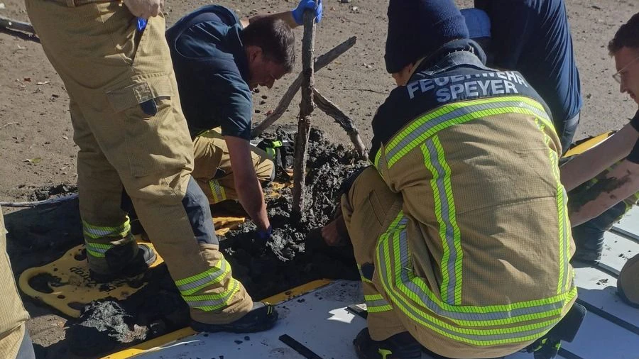 Die Feuerwehr holte einen Rettungssteg, um den Mann zu befreien.
