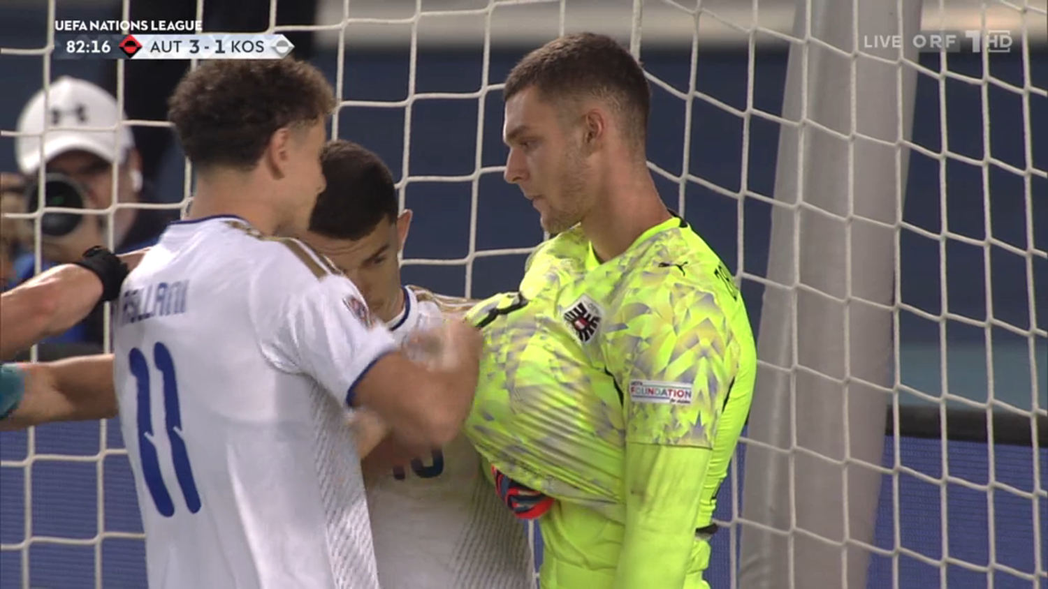 Christian Zawieschitzky steckte sich den Ball unters Shirt, die Kosovaren zerrten am neuen Goalie.