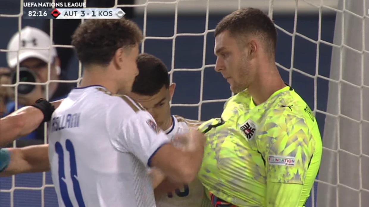 Christian Zawieschitzky steckte sich den Ball unters Shirt, die Kosovaren zerrten am neuen Goalie.