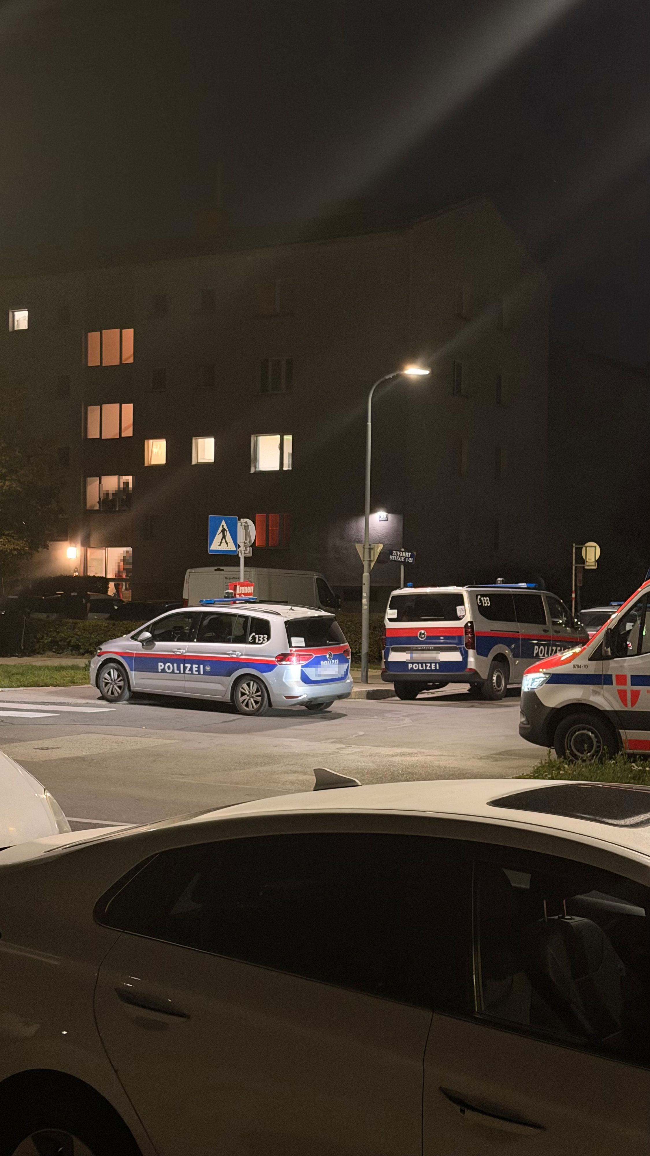 Da die Männer die Wohnung trotz Aufforderung nicht freiwillig öffneten, wurde schließlich die Sondereinheit WEGA hinzugezogen.