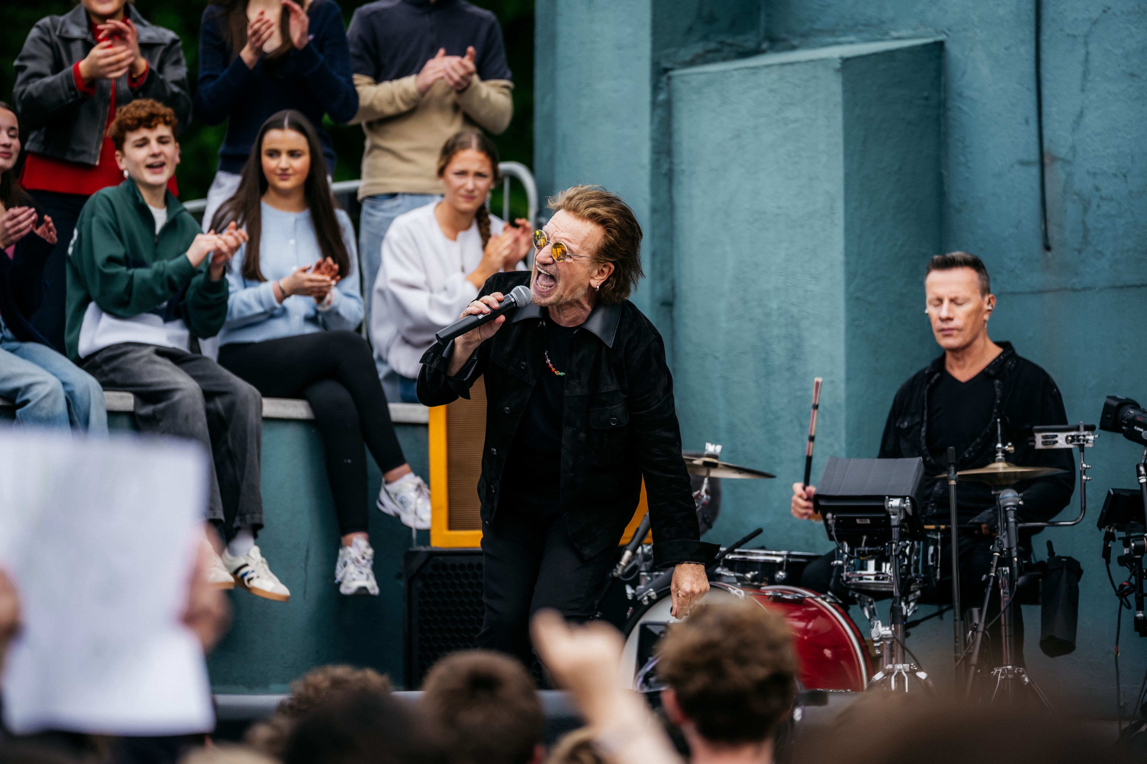 Heute.at - U2 spielen Überraschungskonzert an ihrer alten Schule