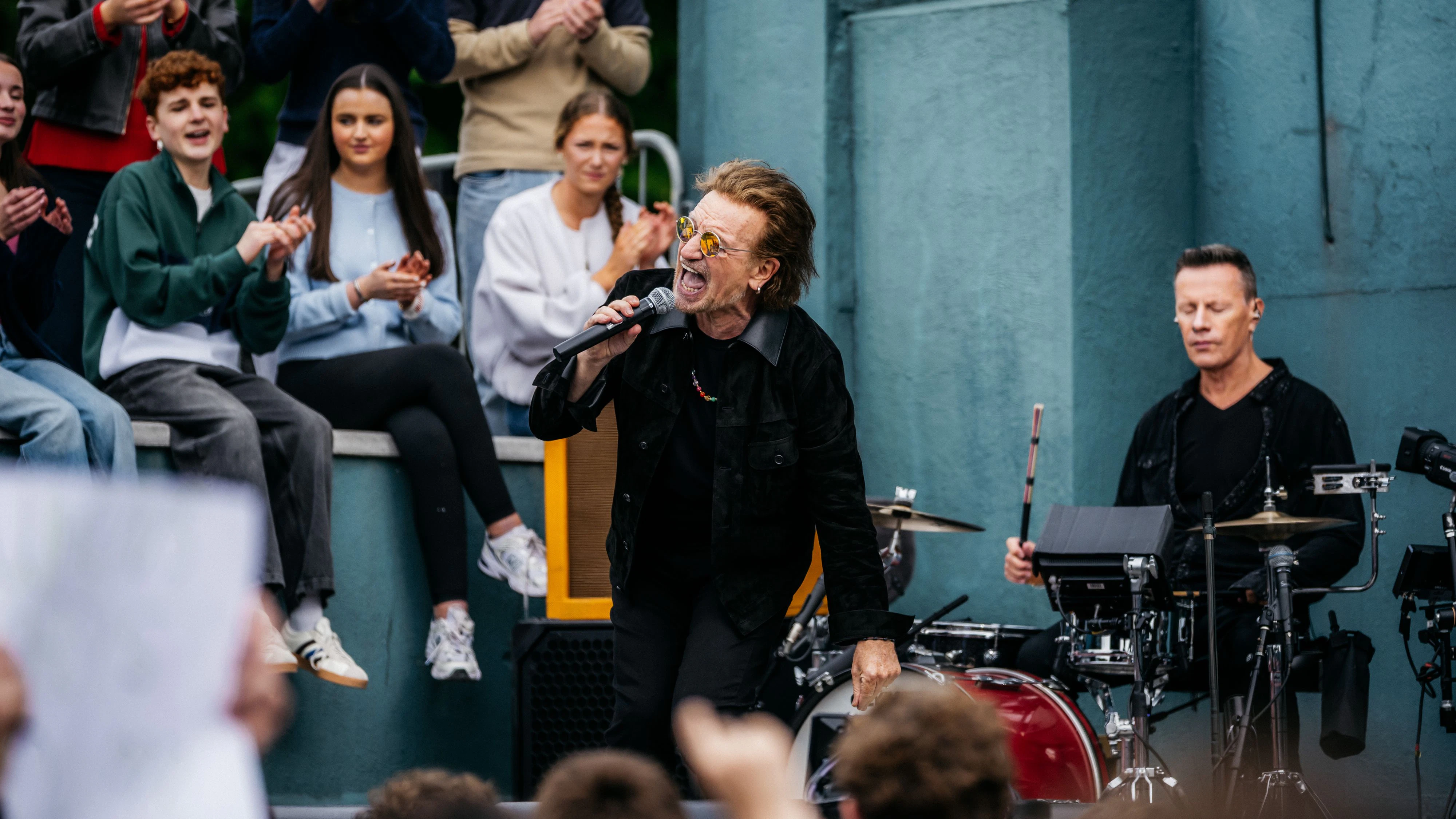 Heute.at - U2 spielen Überraschungskonzert an ihrer alten Schule