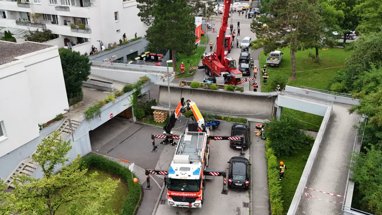 Die Fußgängerbrücke krachte auf das Führerhaus des Lkw.