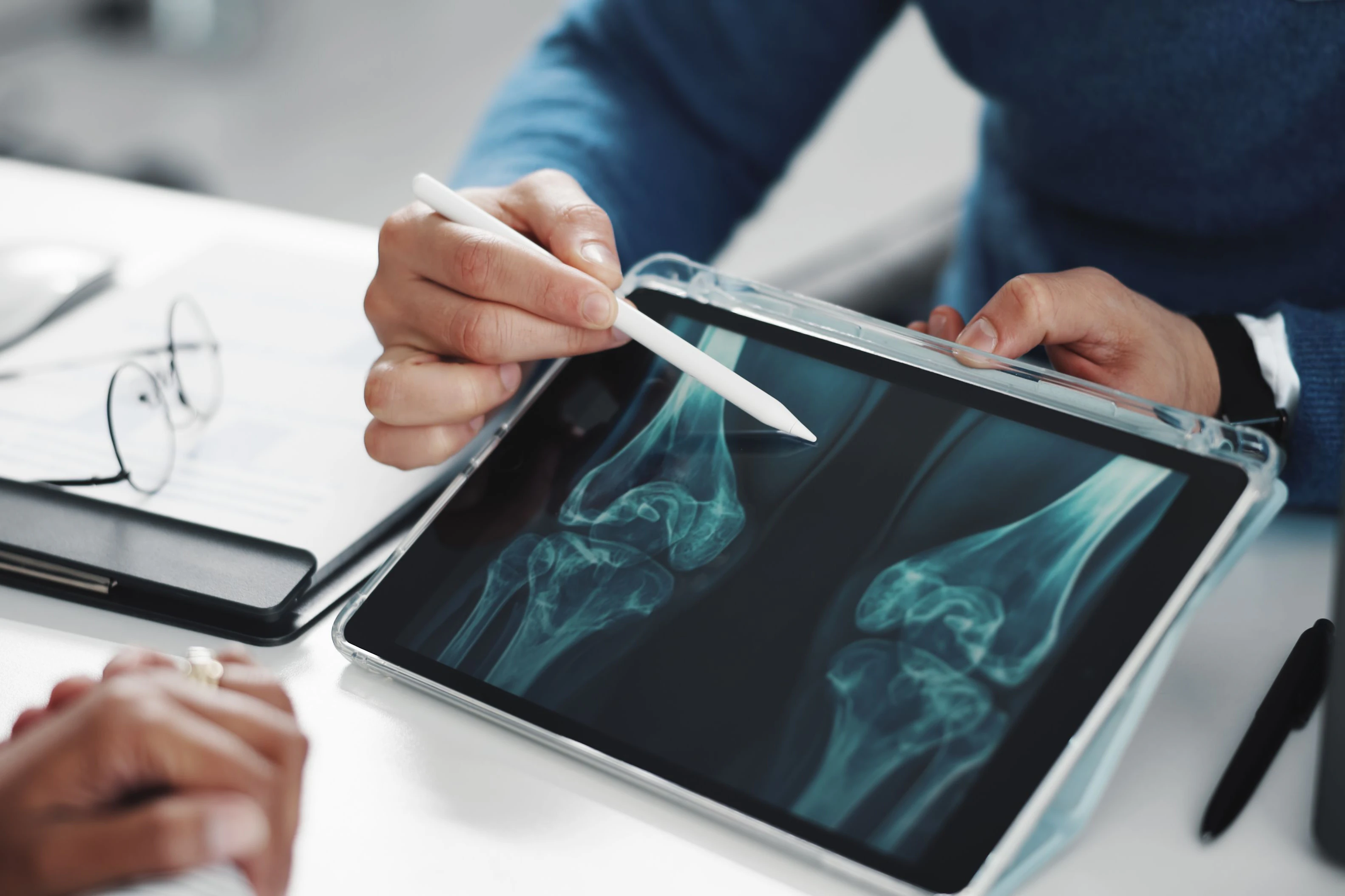 Immer mehr Studien zeigen, dass Auffälligkeiten etwa an Knien, die Orthopäden operativ zu beheben versuchen, auch bei Menschen, die keinerlei Beschwerden haben, häufig vorkommen