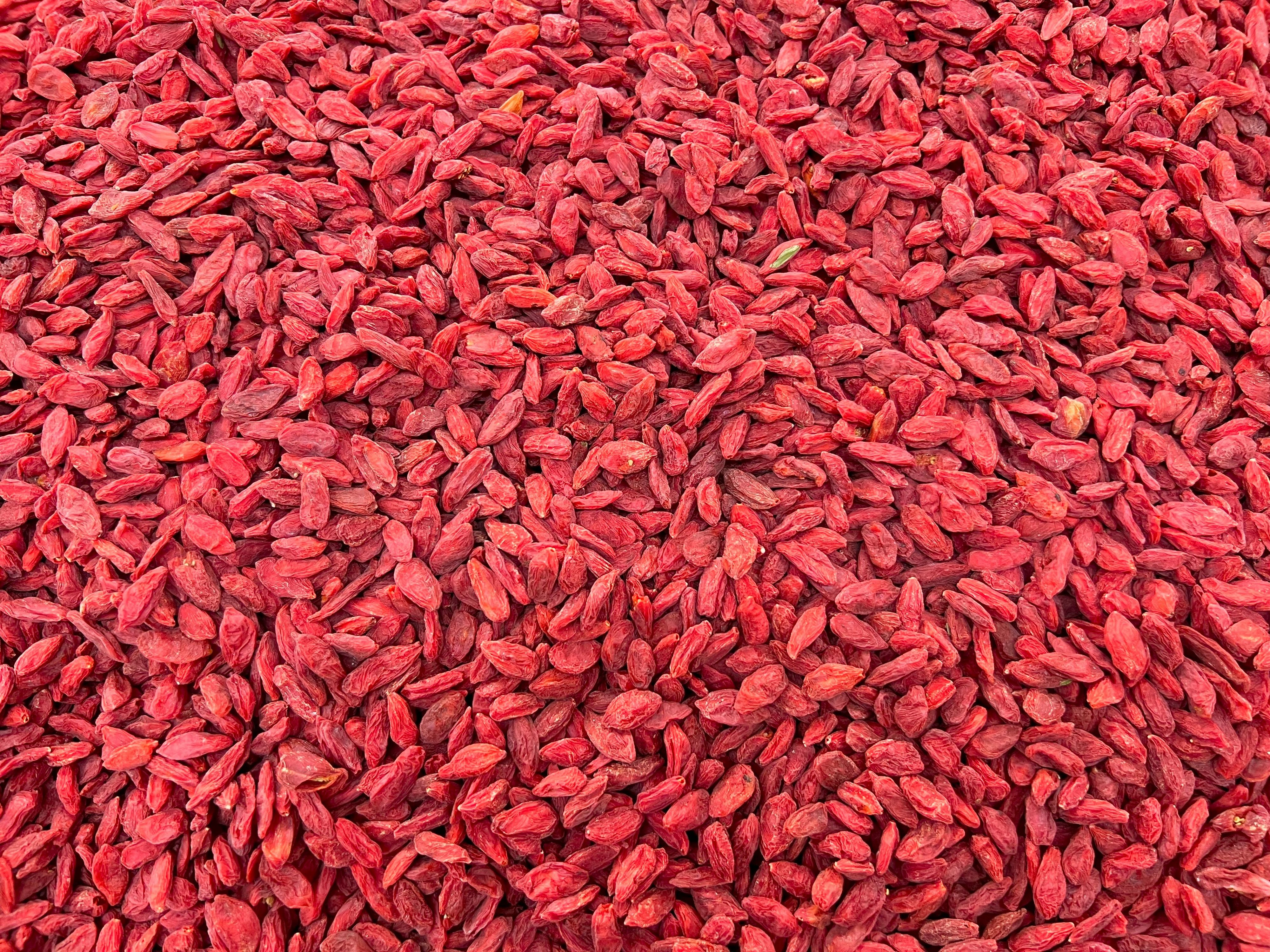 Klein, rot und süß – nach Proteinbombe sehen Goji-Beeren nun wirklich nicht aus.