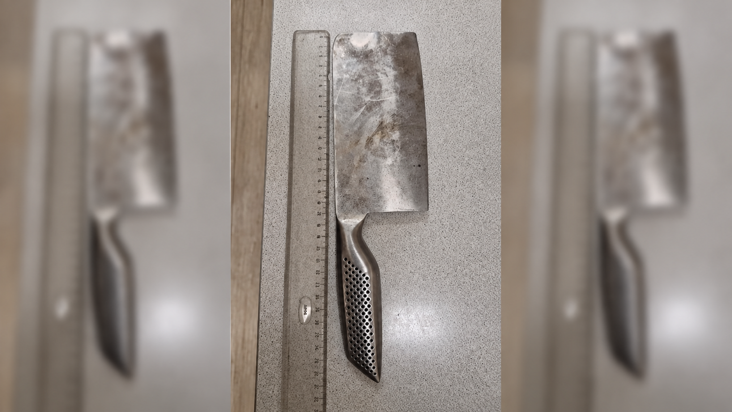 Die Beamten stellten die mutmaßliche Tatwaffe, ein Fleischerbeil, sicher.