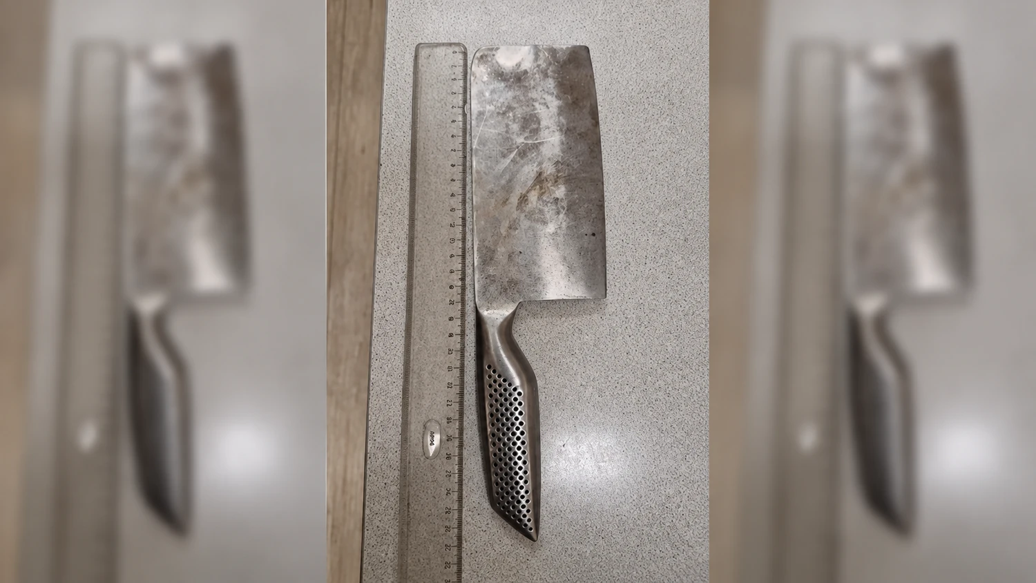 Die Beamten stellten die mutmaßliche Tatwaffe, ein Fleischerbeil, sicher.