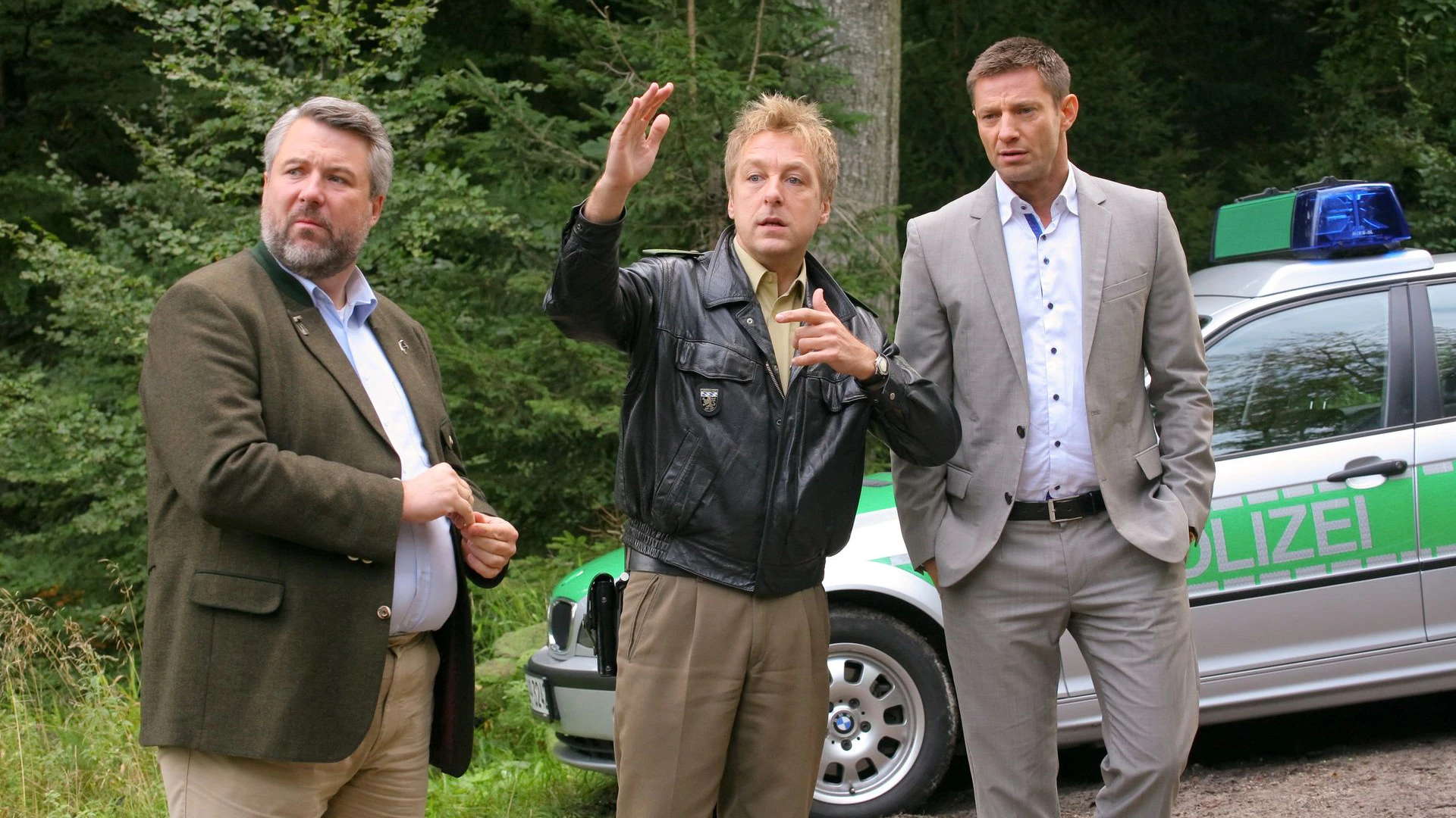 Als ein Forstbesitzer morgens tot in seinem Wald gefunden wird, ermitteln die Rosenheimer Kommissare Stadler (Dieter Fischer, l.), Hansen (Igor Jeftic, r.) und Polizist Mohr (Max Müller, M.).