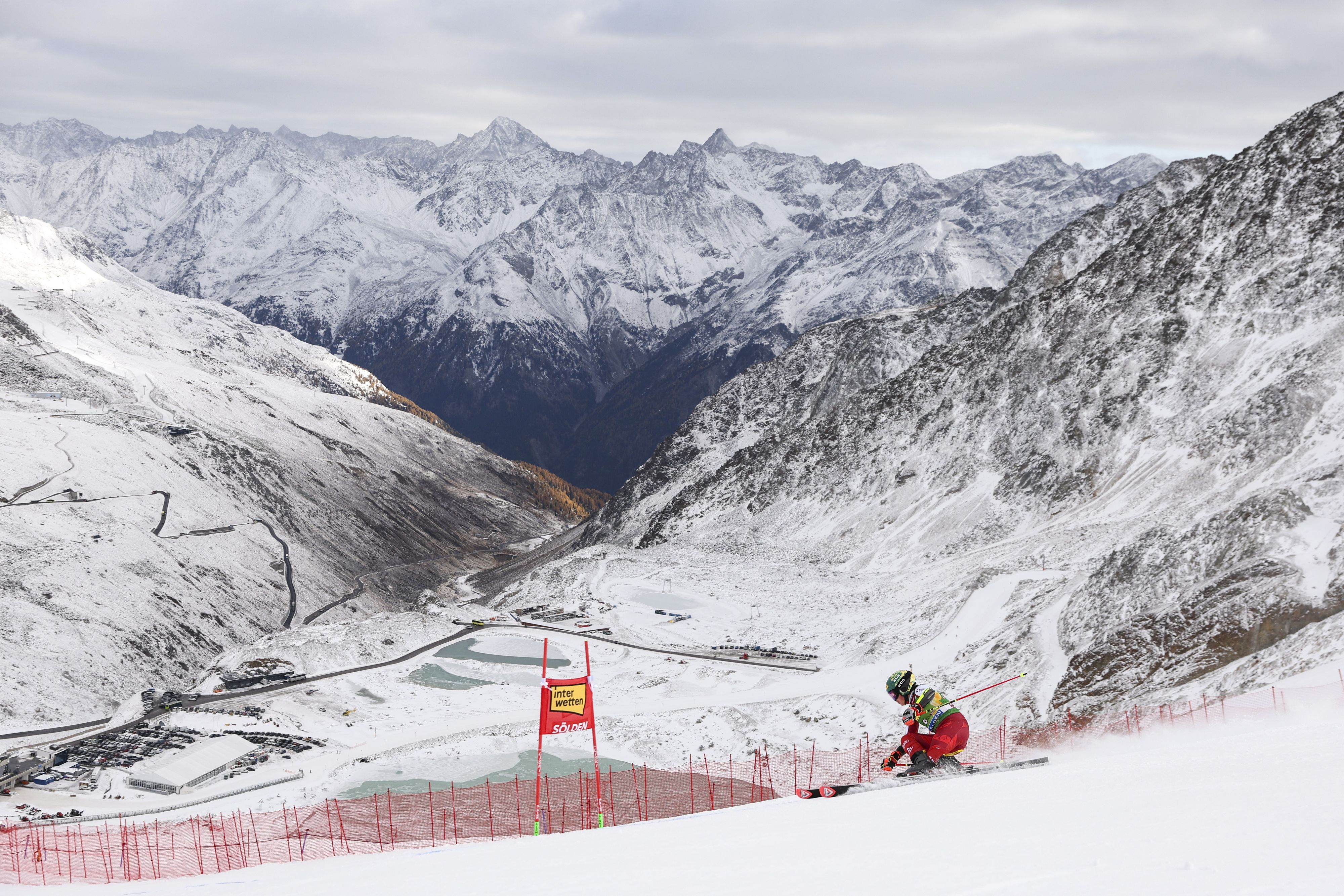 ÖSV-Star Julia Scheib am Weg zu ihrem Sölden-Sieg 2025.
