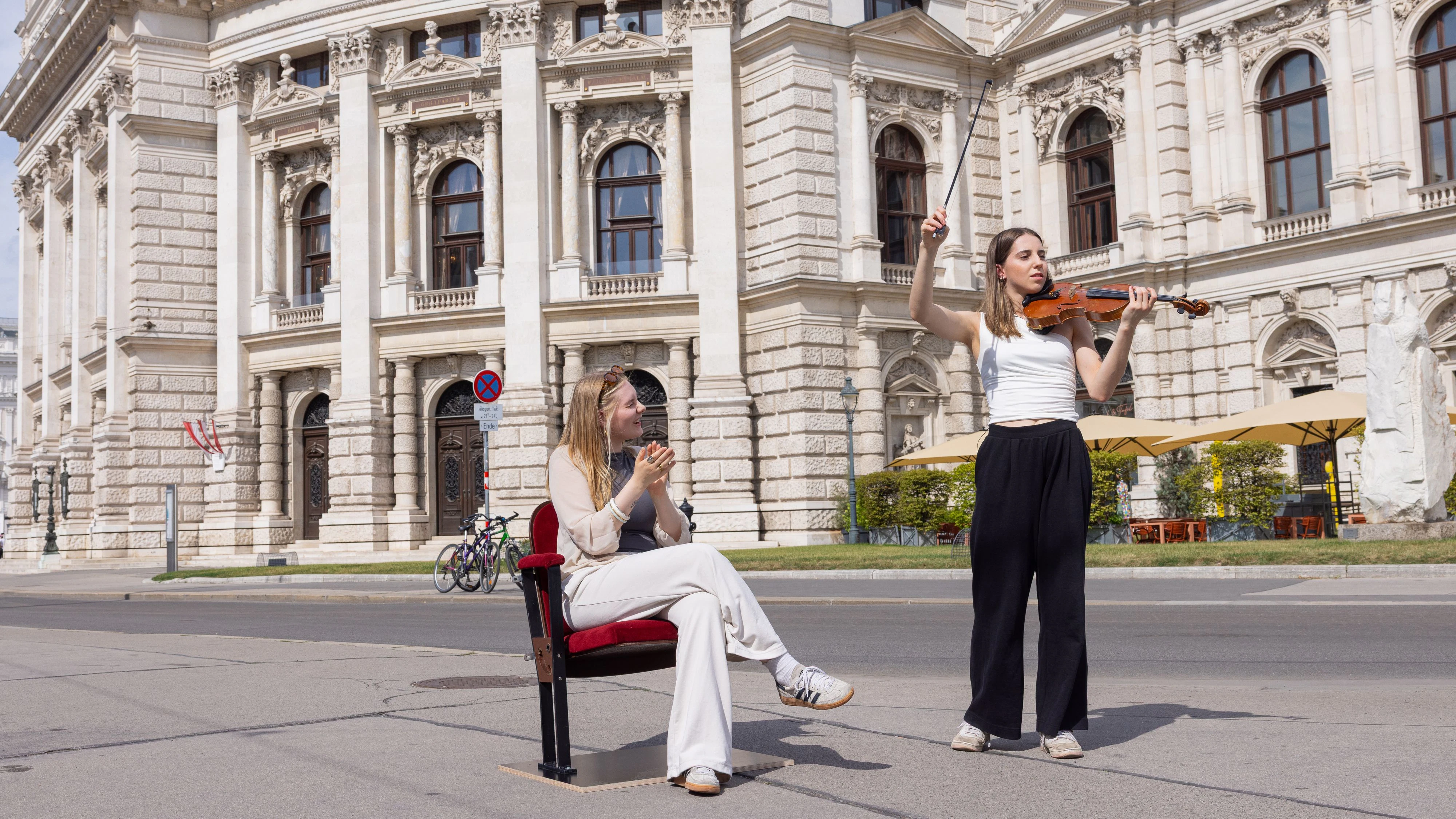 Platz nehmen und genießen heißt es jetzt vor dem Burgtheater.