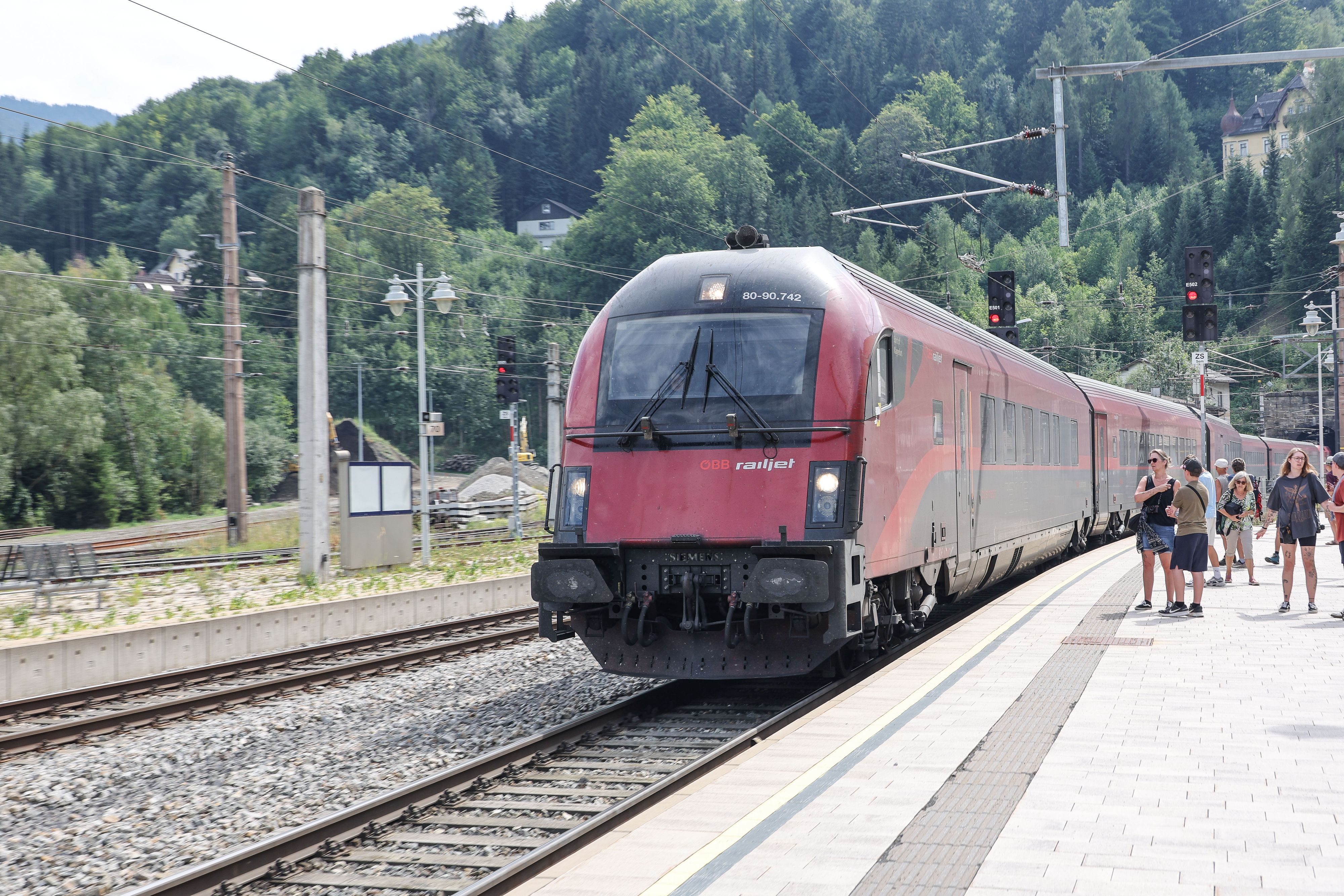 Zwischen Bruck und Wien kam es am Montag zu Zugausfällen bzw. Verspätungen.