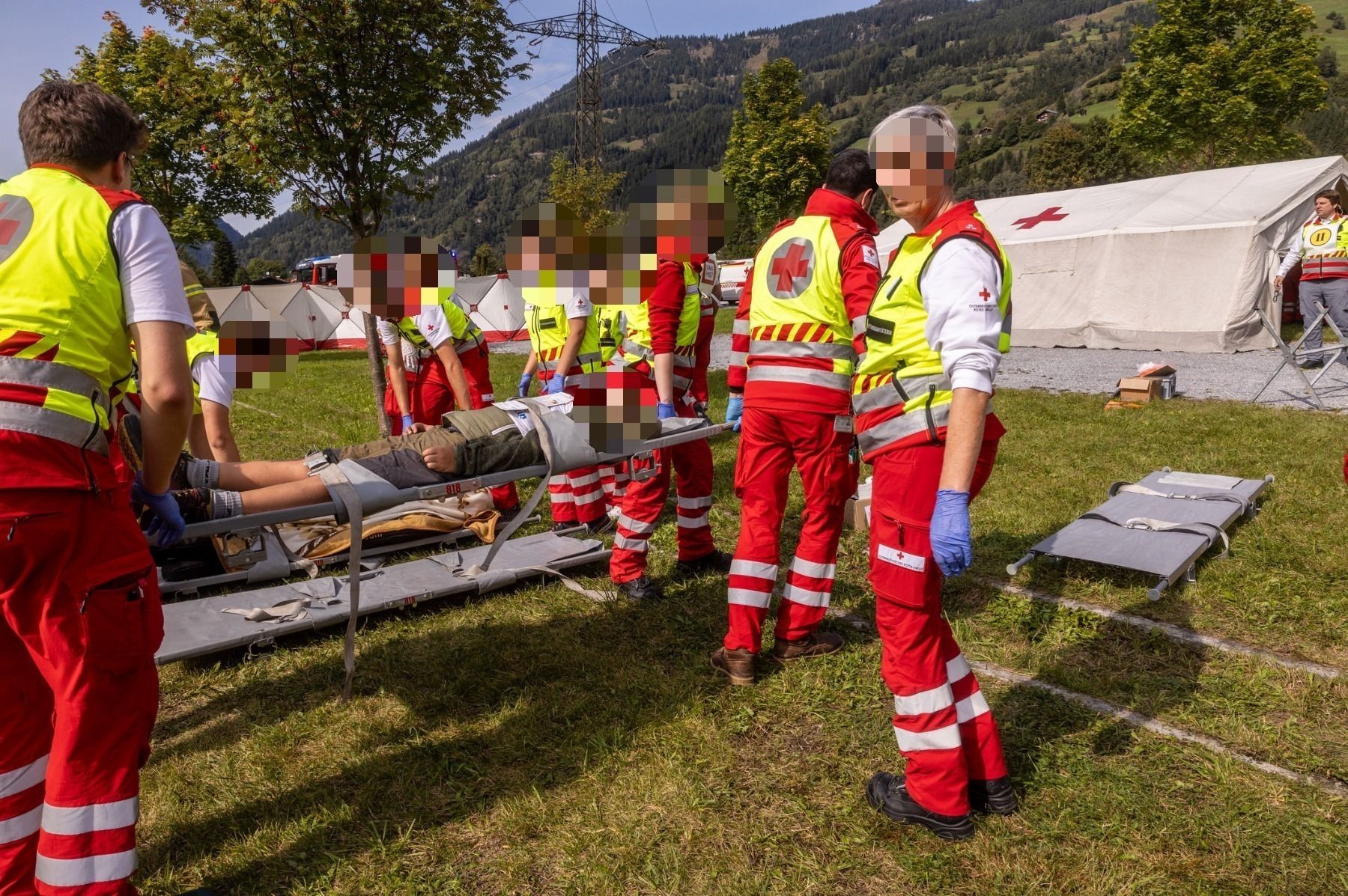 Der Verletzte wurde am Ufer notärztlich versorgt. Symbolbild. 