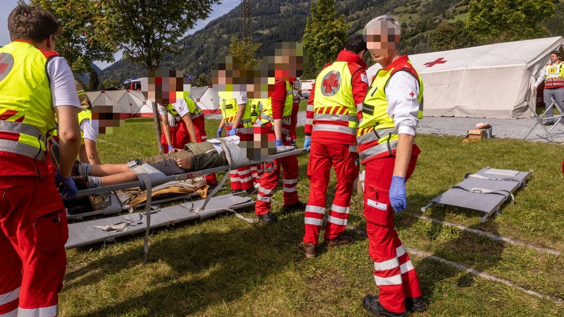 Der Verletzte wurde am Ufer notärztlich versorgt. Symbolbild. 